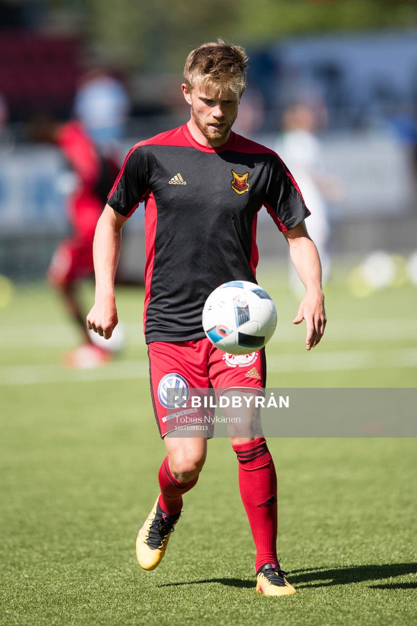 Östersunds Dennis Widgren värmer upp