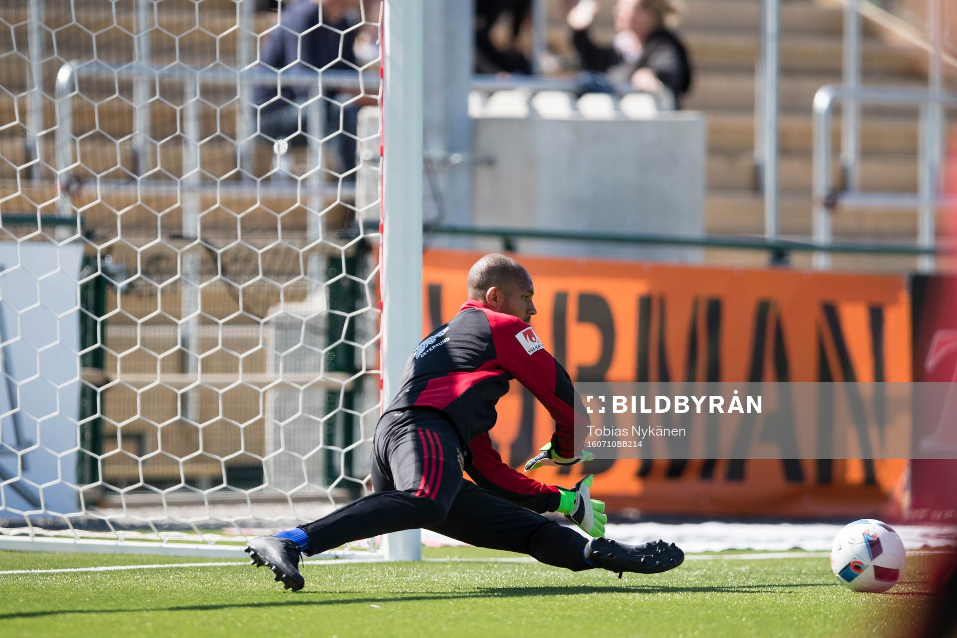 Östersunds målvakt Aly Keita  värmer upp