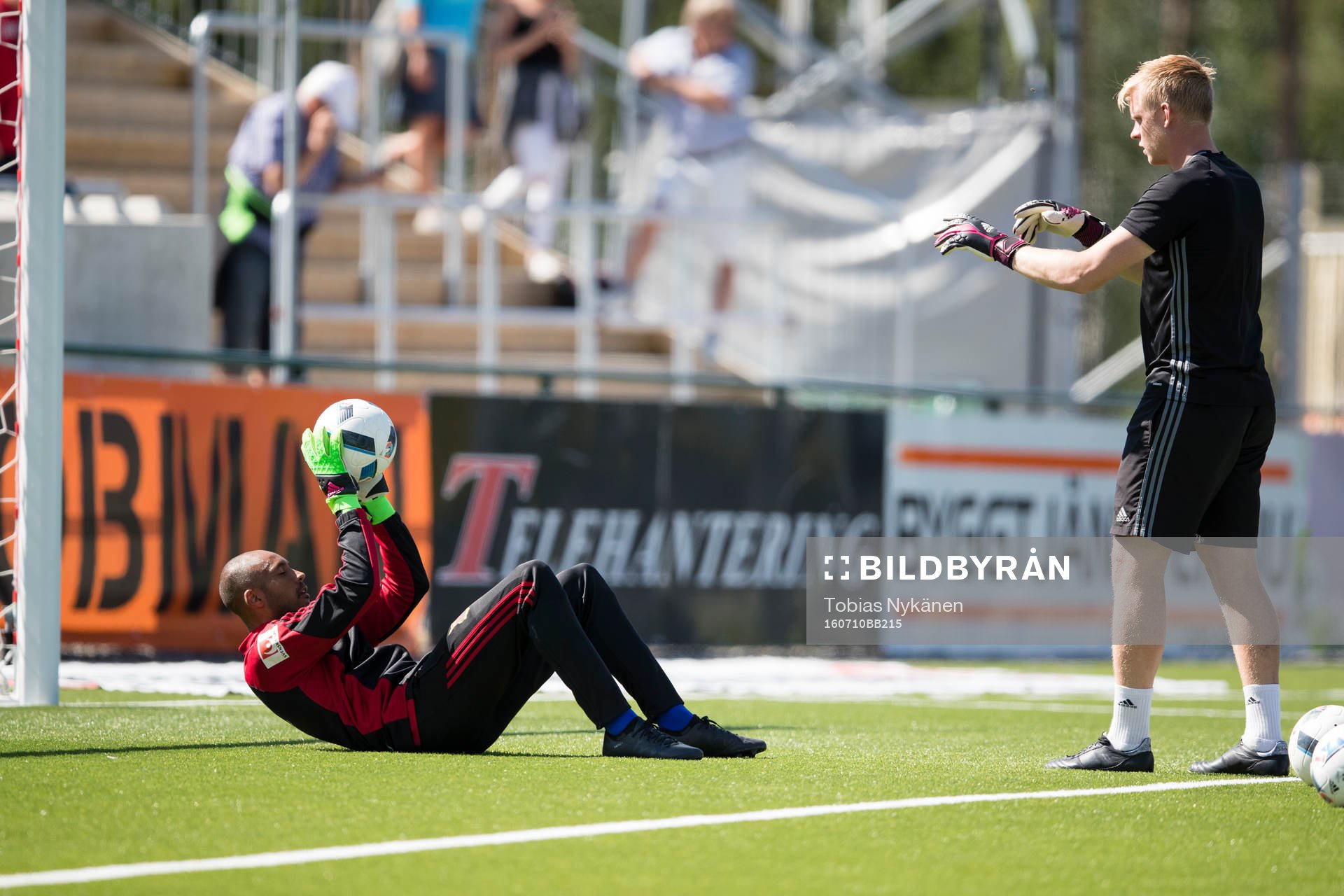 Östersunds målvakt Aly Keita  värmer upp