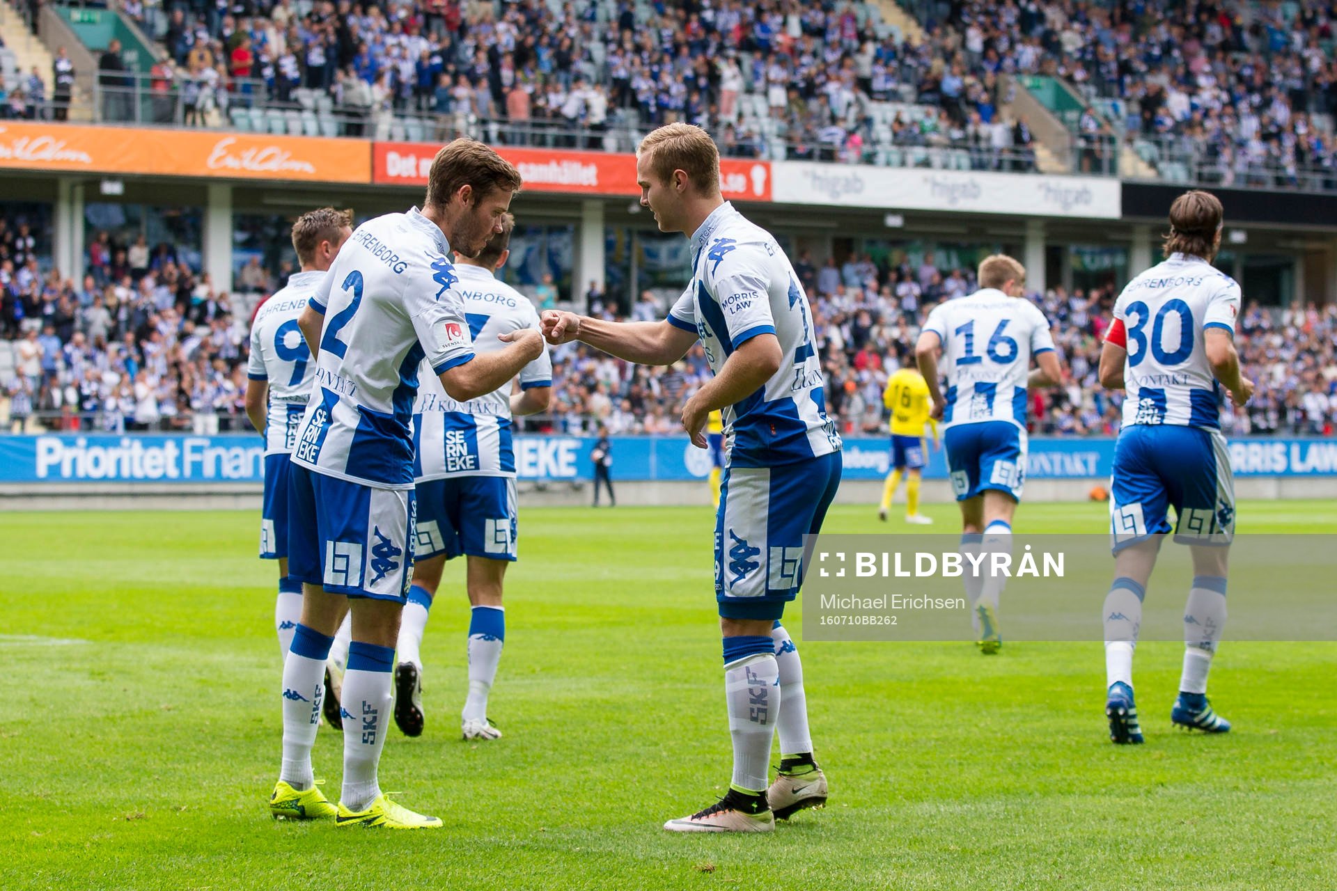 IFK Göteborgs Gustav Engvall firar sitt 1-0 med Emil