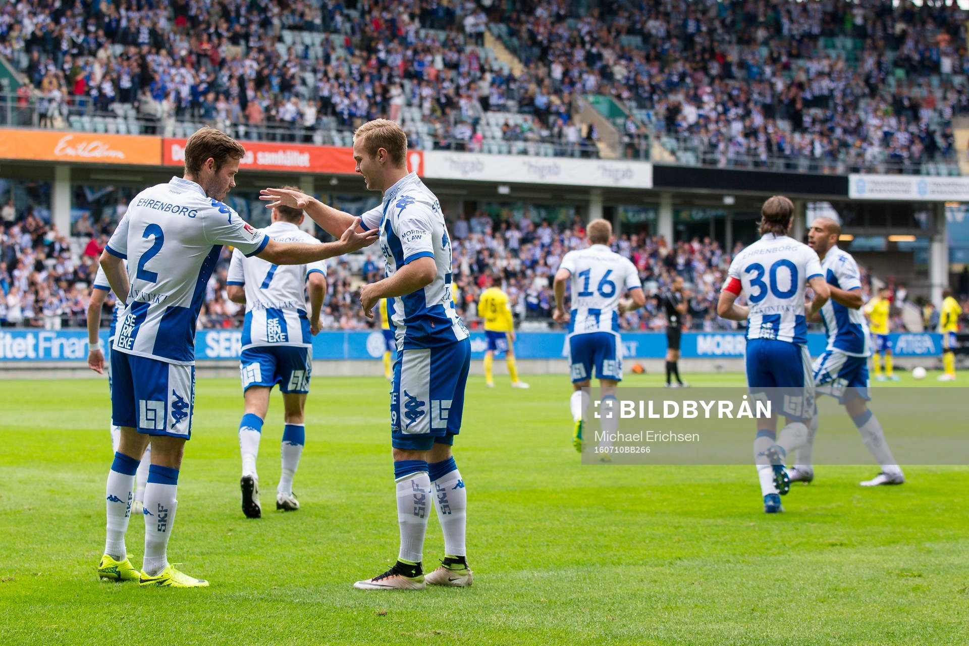 IFK Göteborgs Gustav Engvall firar sitt 1-0 med Emil