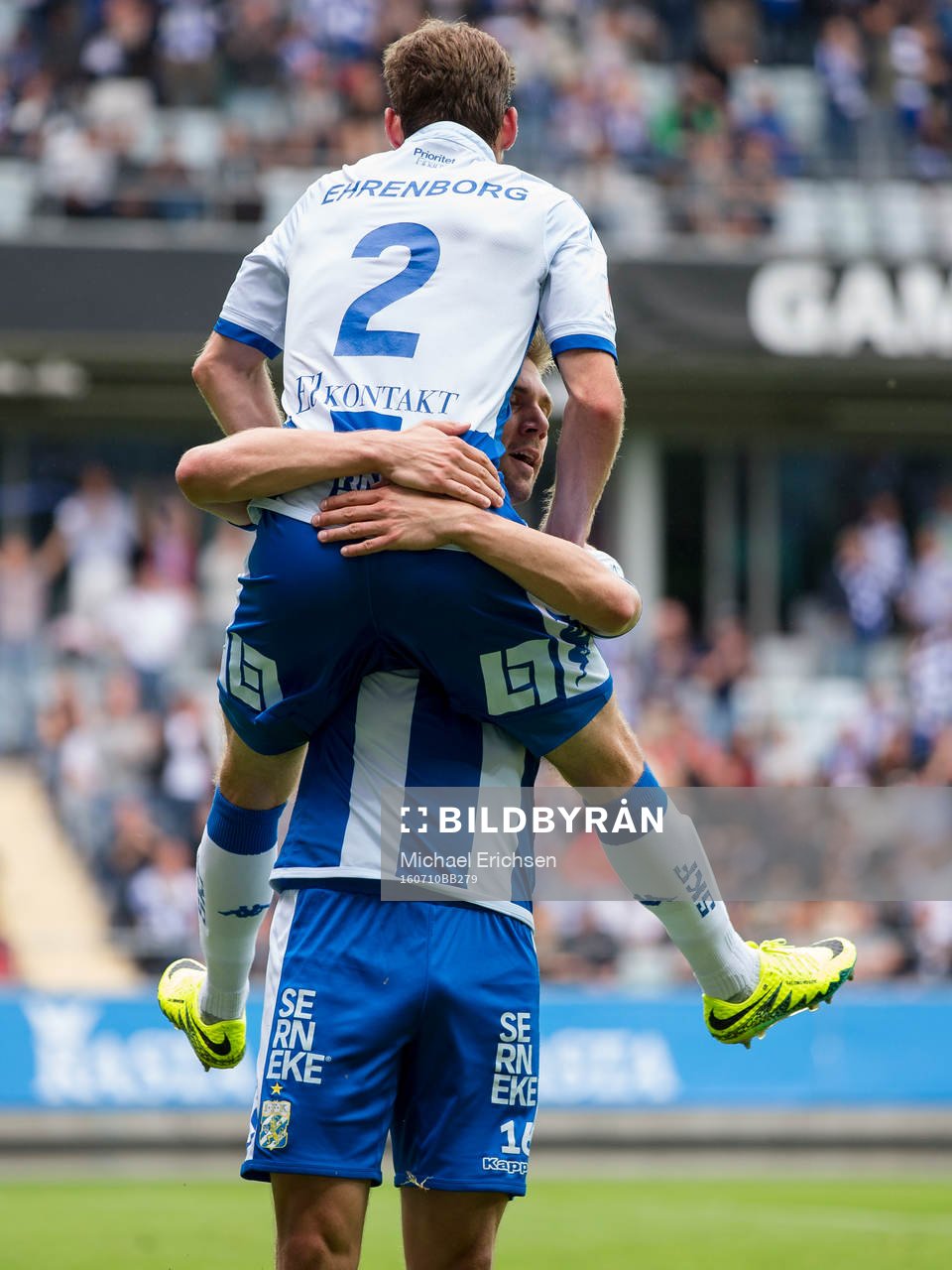 IFK Göteborgs Emil Salomonsson firar sitt 2-0 mål med IFK