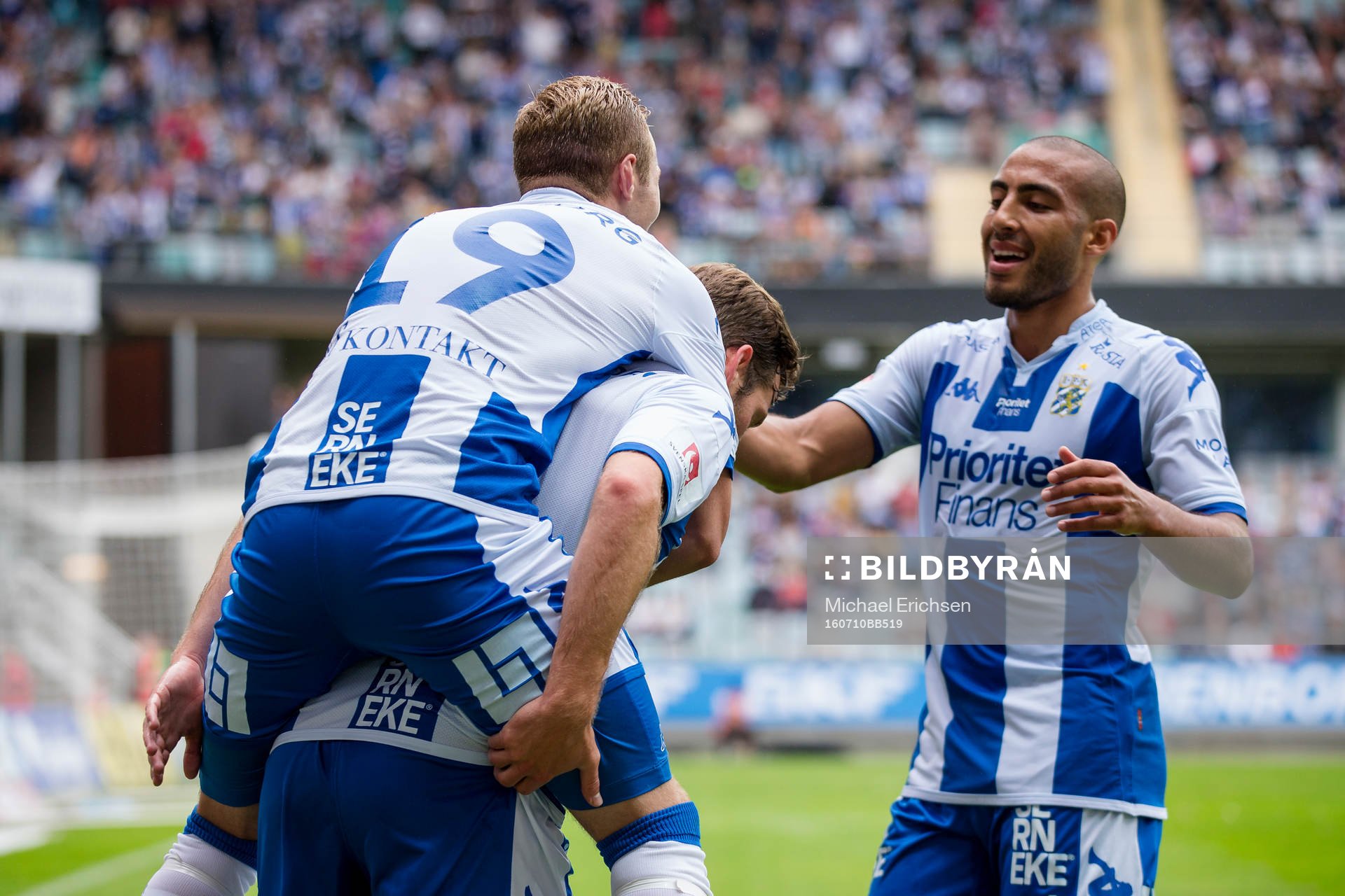 IFK Göteborgs Emil Salomonsson blir omfamnad av Gustav