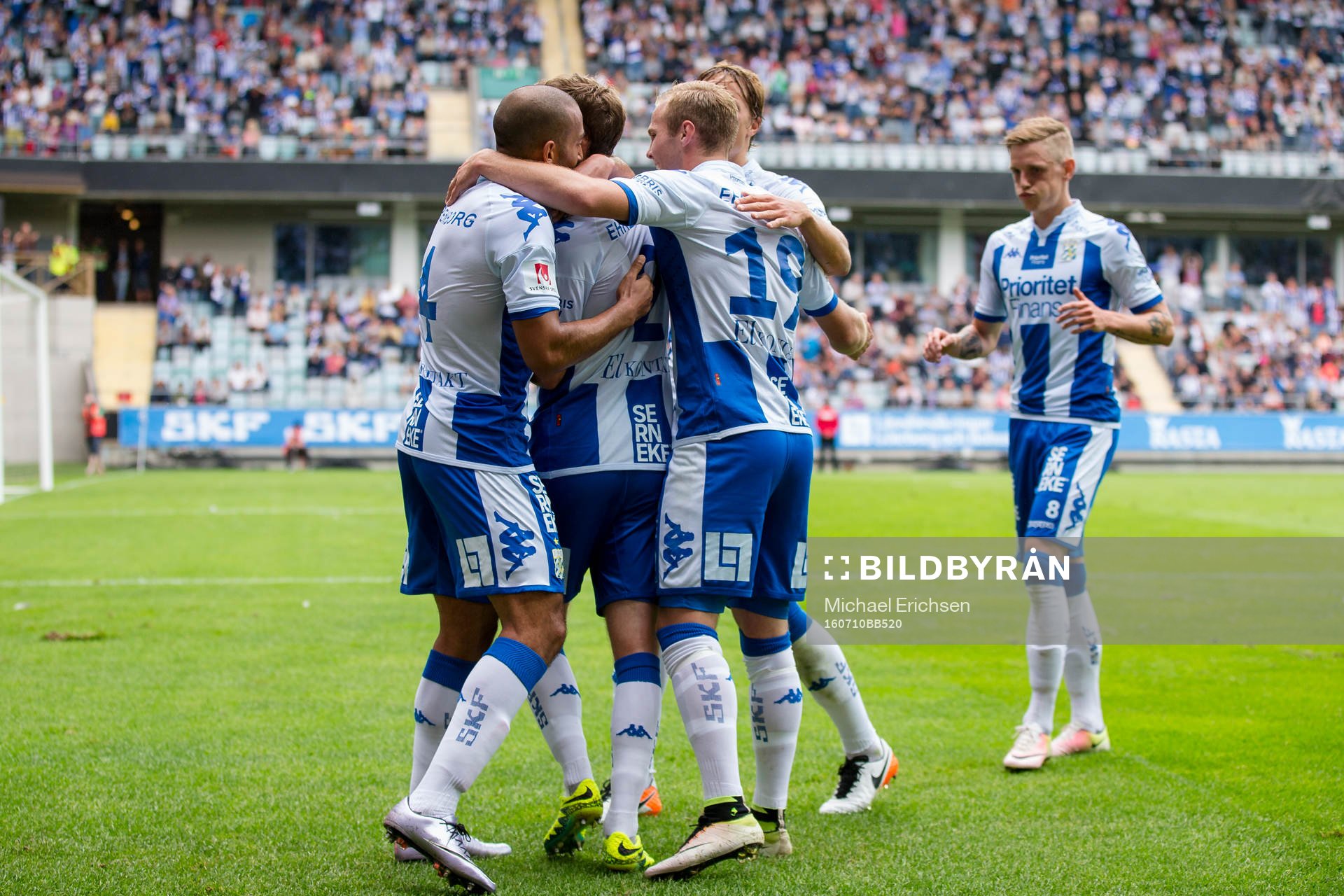 IFK Göteborgs Emil Salomonsson blir omfamnad