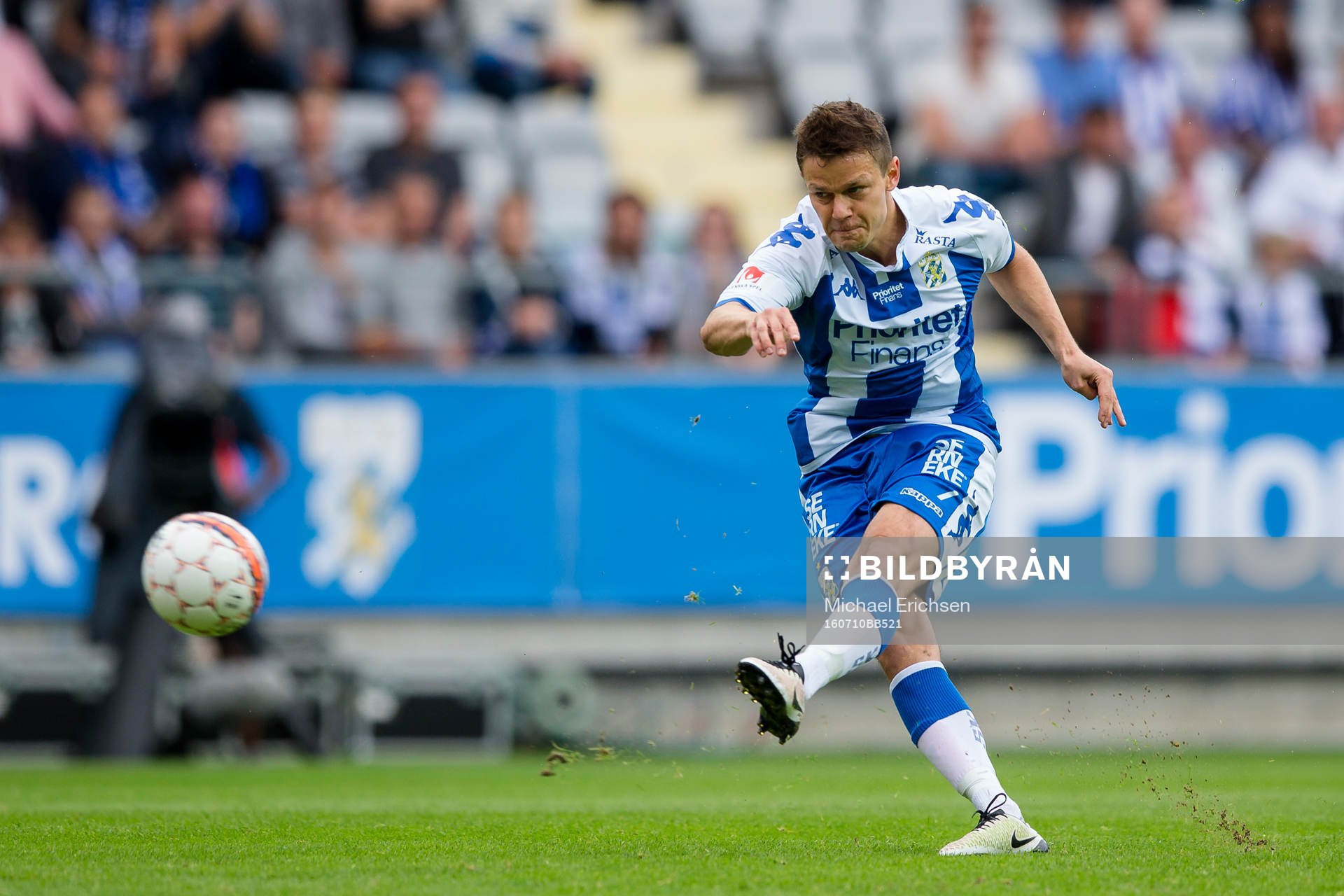 IFK Göteborgs Mads Albeck skjuter ett skott