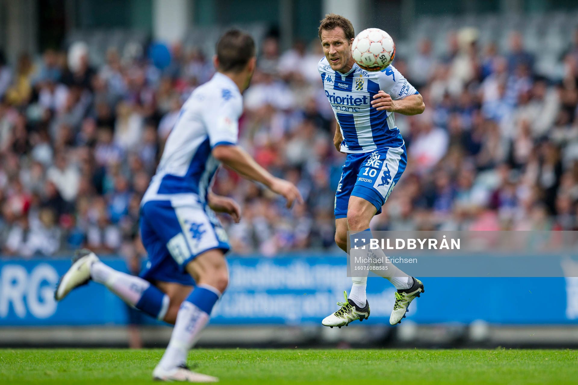 IFK Göteborgs Tobias Hysén nickar bollen till Jakob