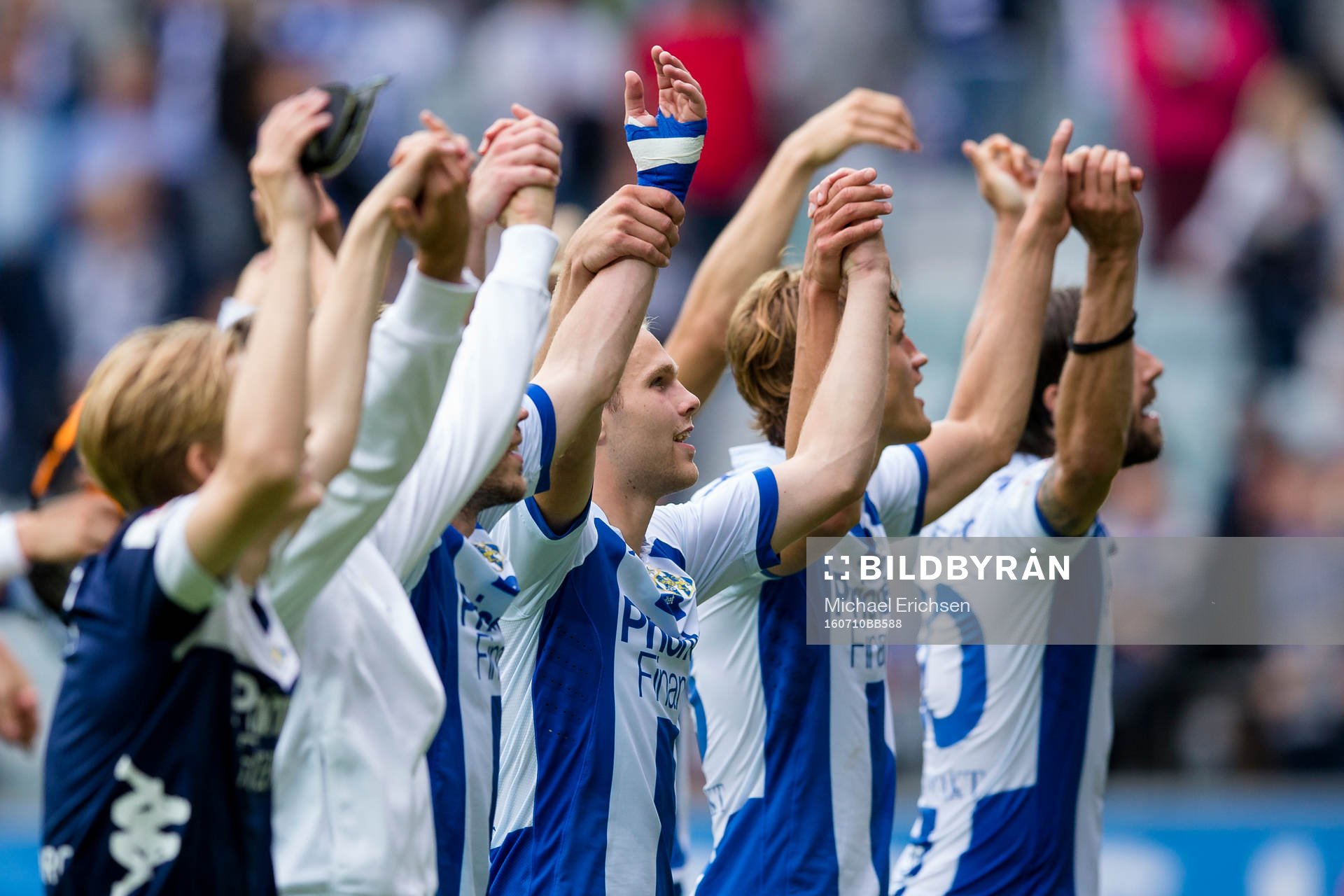 IFK Göteborg, mitten Gustav Engvall, tackar klacken
