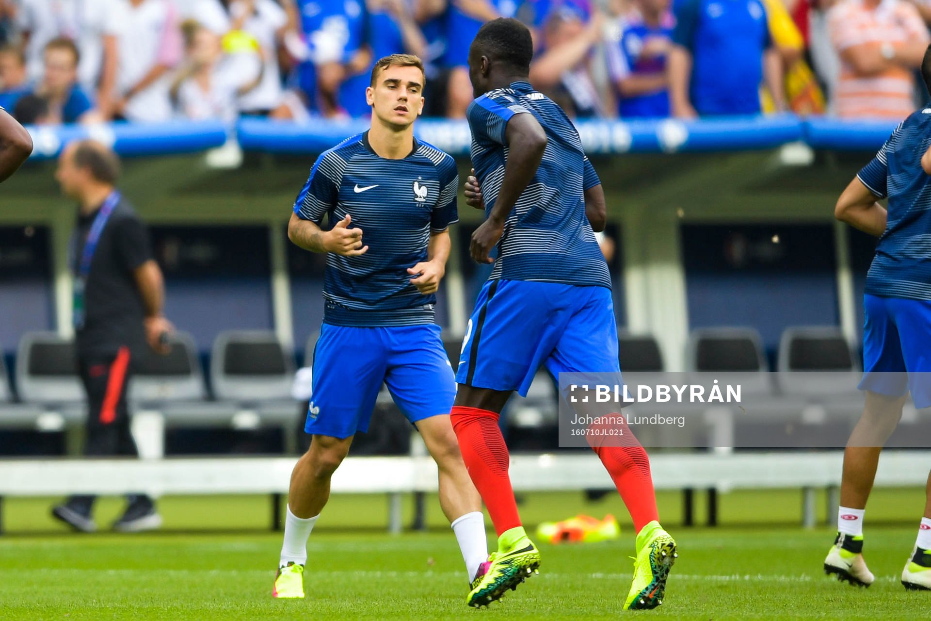 Frankrikes Antoine Griezmann värmer upp före  finalen