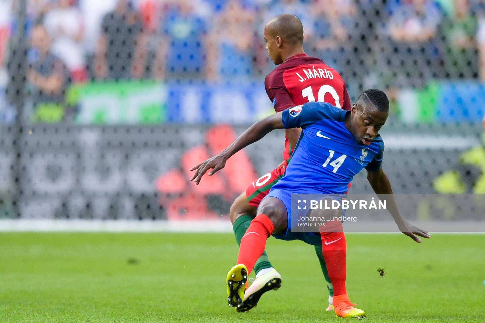 Portugals Joao Mario och Frankrikes Blaise Matuidi under finalen mellan Portugal och Frankrike under fotbolls-EM den 10 juli 2016 i Saint-Denis.