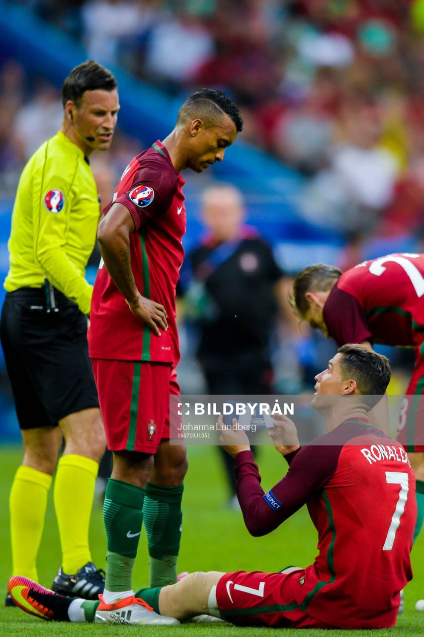 Portugals Cristiano Ronaldo lämnar över kaptensbindeln