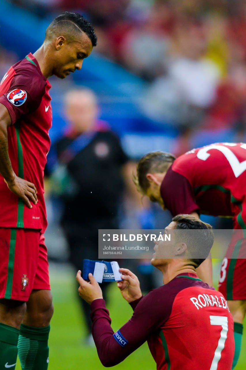 Portugals Cristiano Ronaldo lämnar över kaptensbindeln
