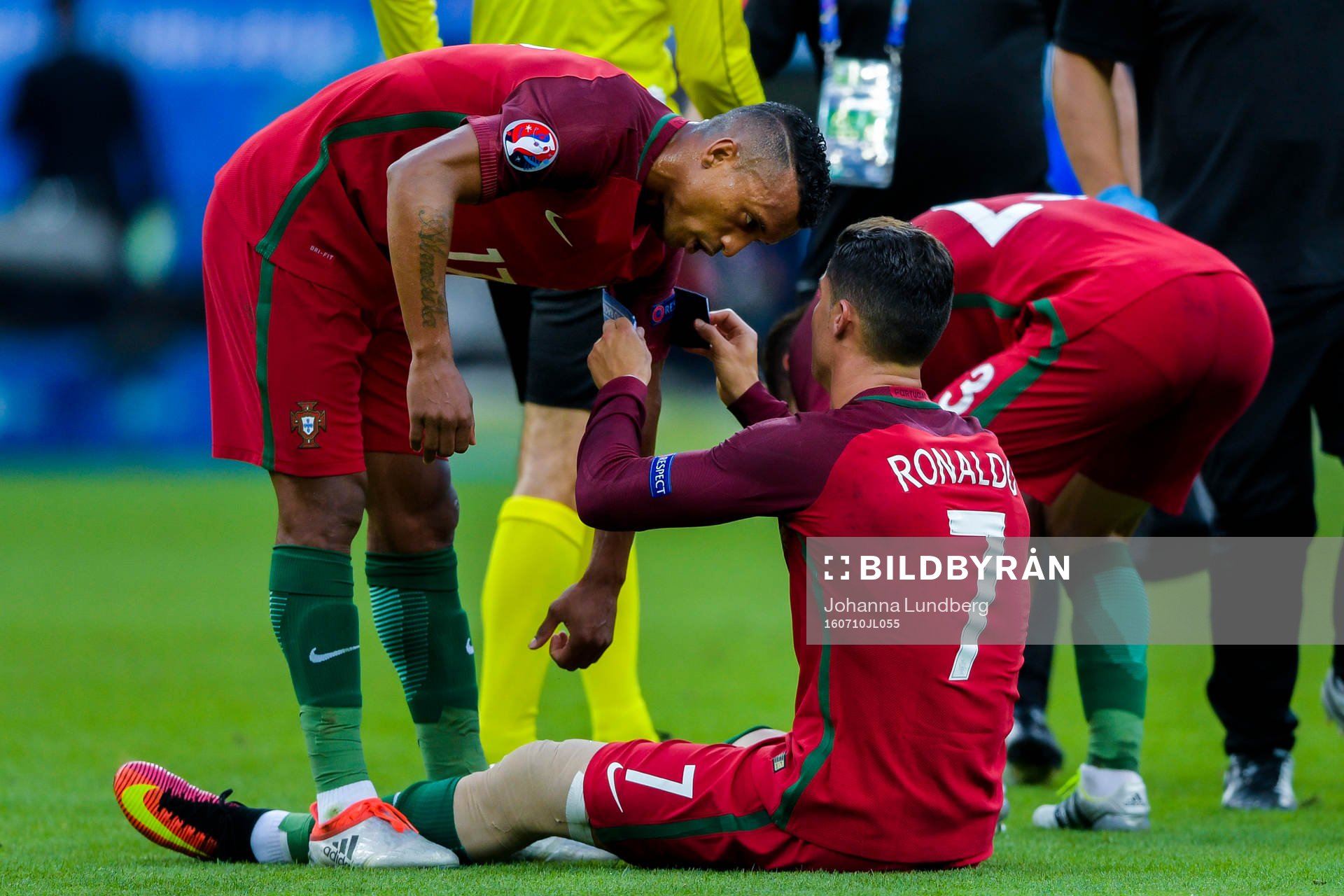 Portugals Cristiano Ronaldo lämnar över kaptensbindeln