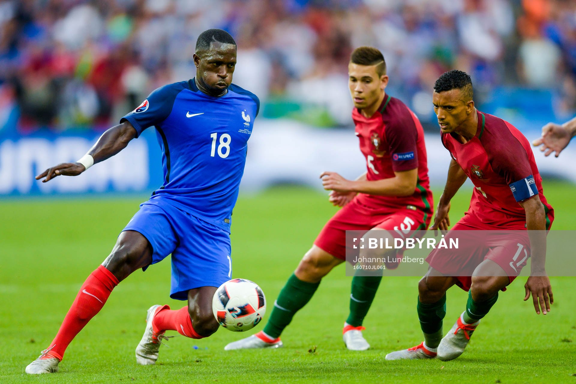 Frankrikes Moussa Sissoko och Portugals Raphael Guerreiro