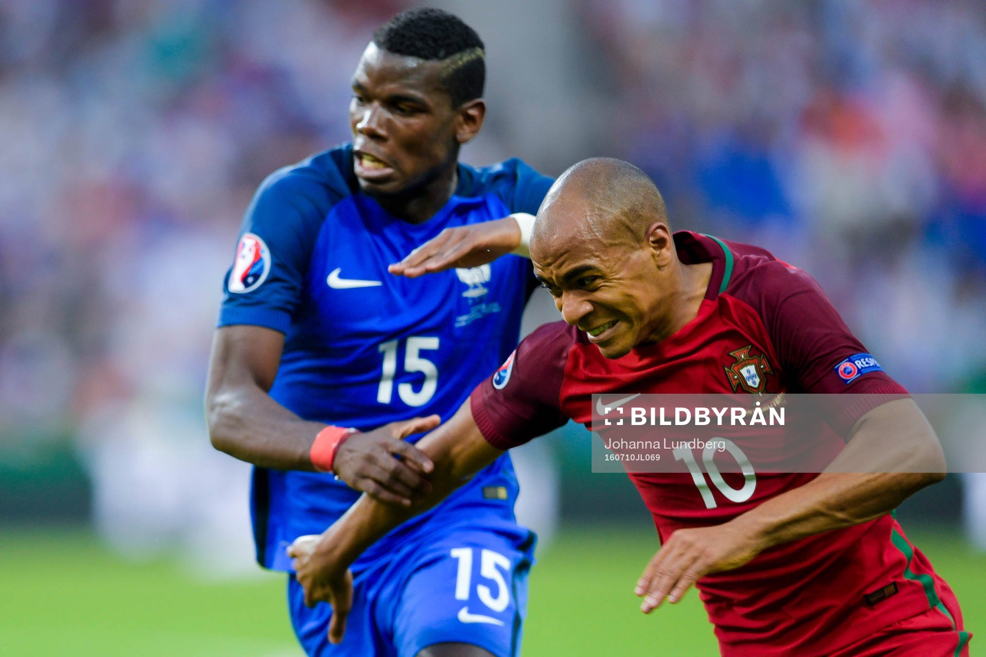 Frankrikes Paul Pogba och Portugals Joao Mario under finalen mellan Portugal och Frankrike under fotbolls-EM den 10 juli 2016 i Saint-Denis.