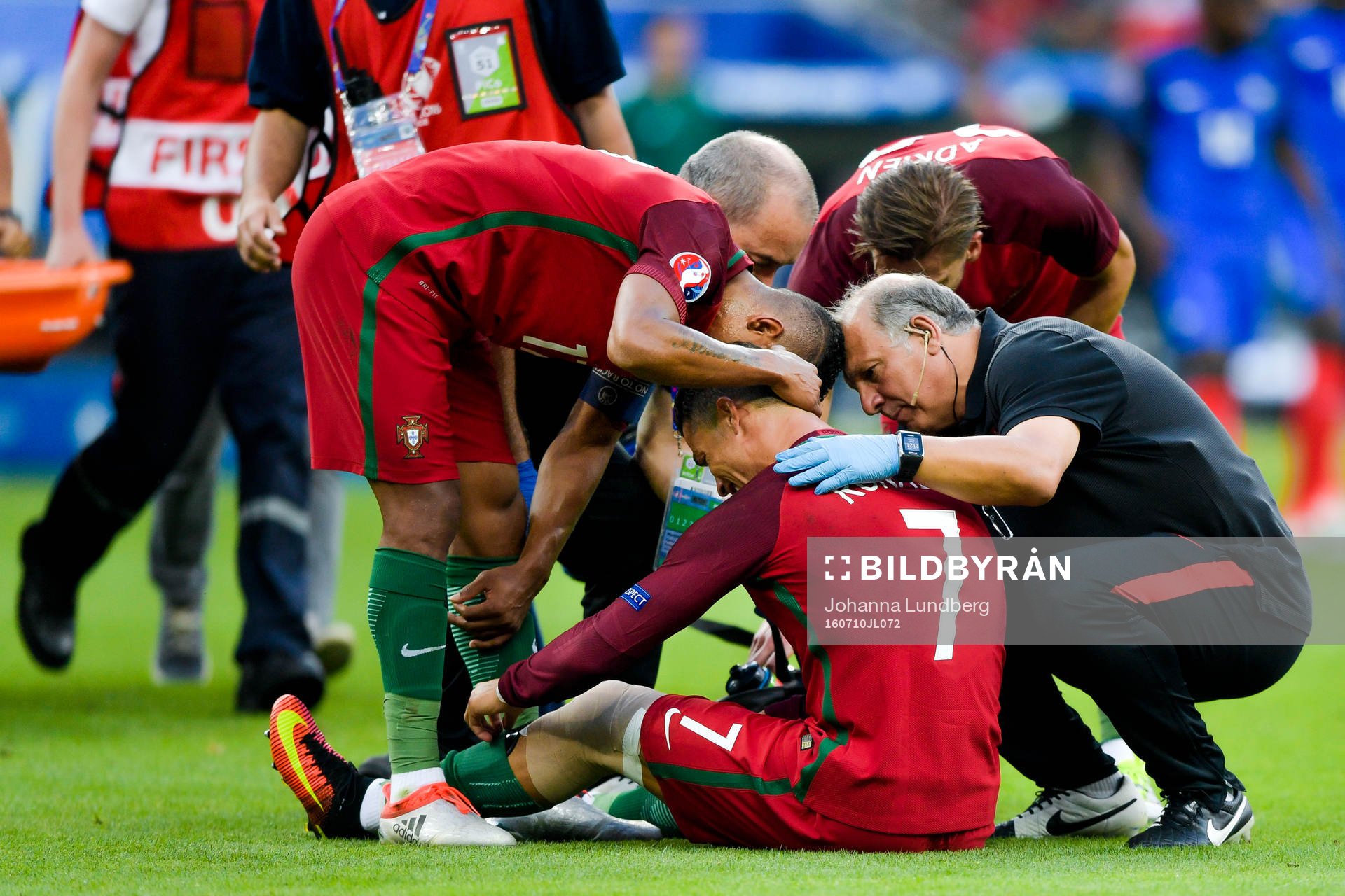 Portugals Cristiano Ronaldo blir tröstad av lagkamrater