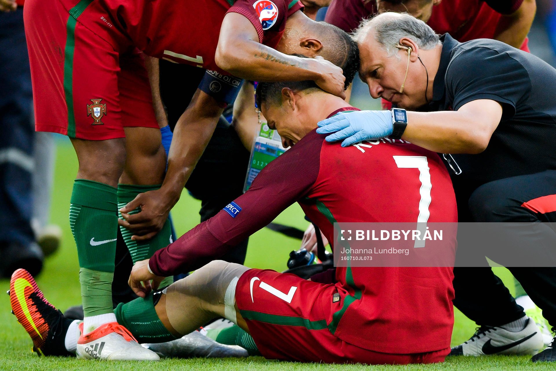 Portugals Cristiano Ronaldo blir tröstad av lagkamrater