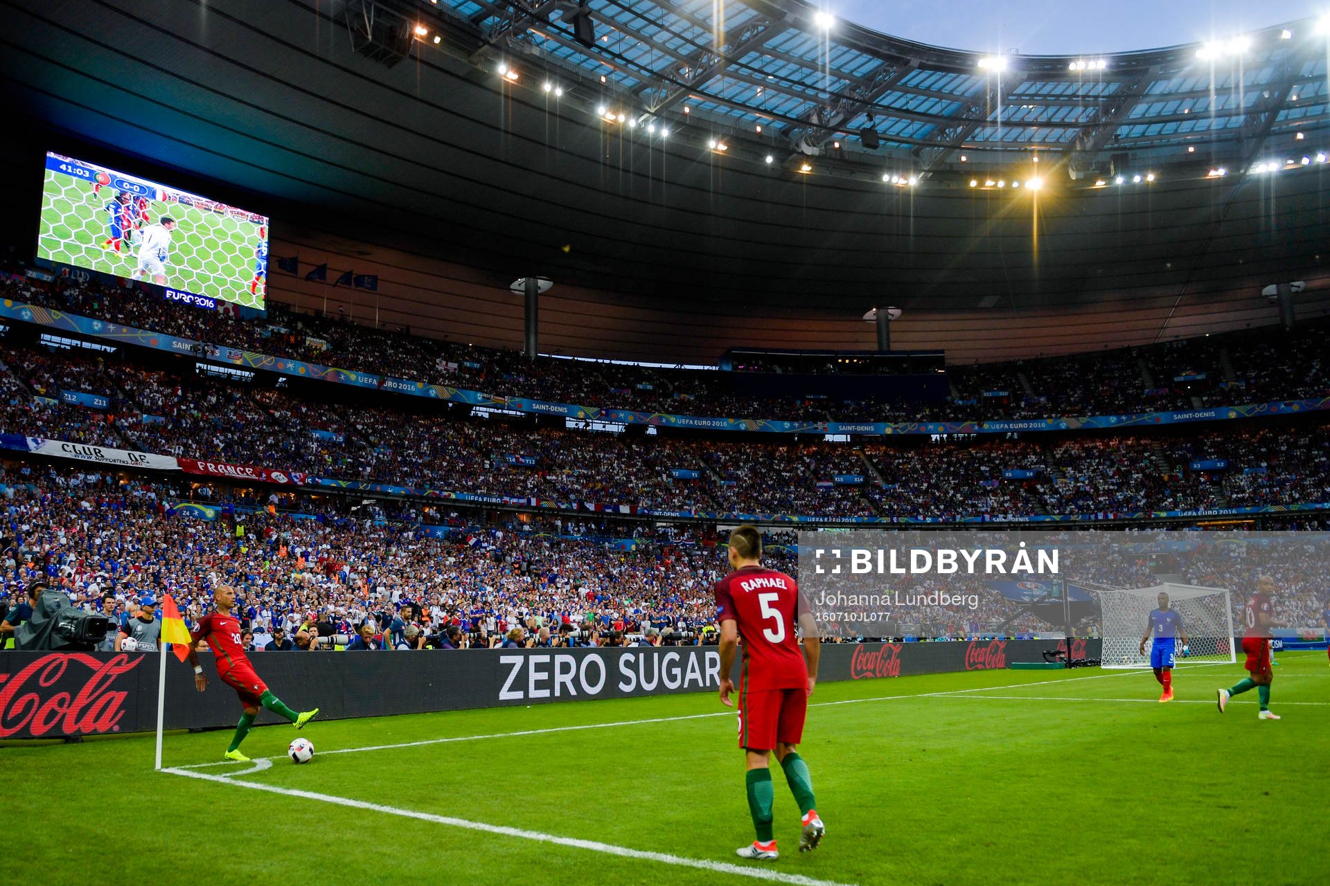 Portugals Ricardo Quaresma och Raphael Guerreiro under finalen mellan Portugal och Frankrike under fotbolls-EM den 10 juli 2016 i Saint-Denis.