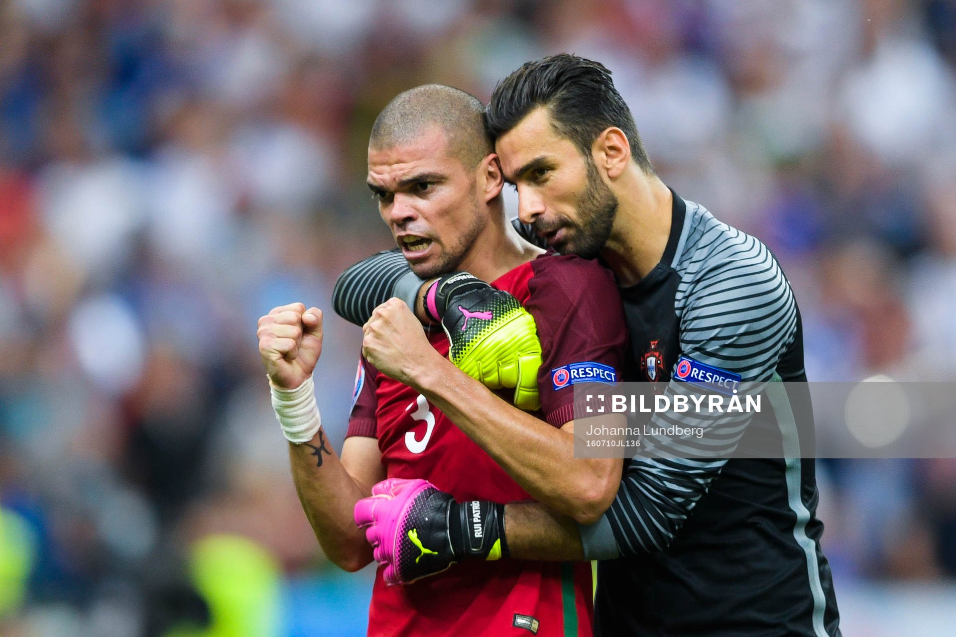 Portugals Pepe   jublar med målvakt Rui Patricio