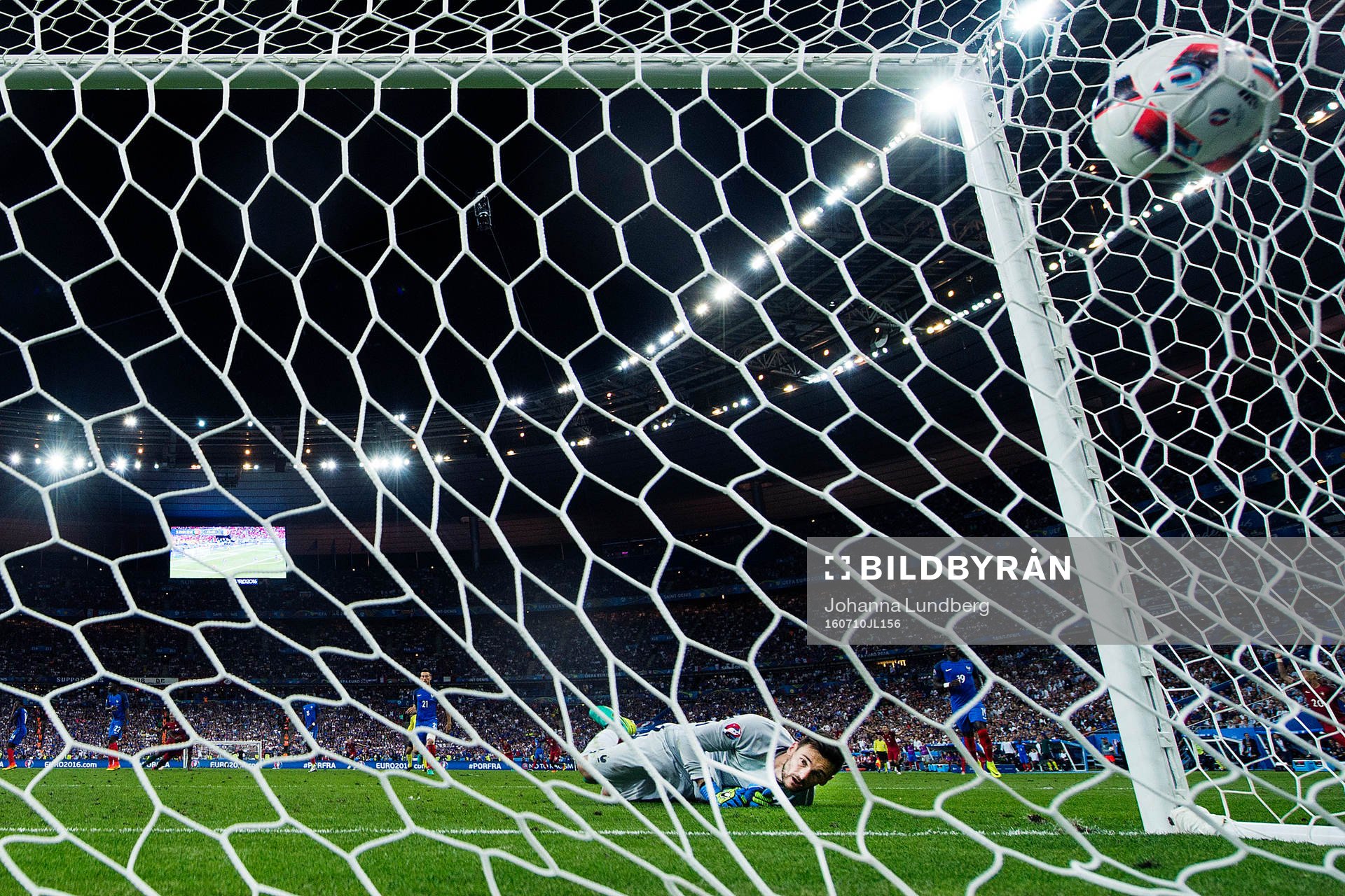 Frankrikes målvakt Hugo Lloris ser hur 1-0 av Portugals