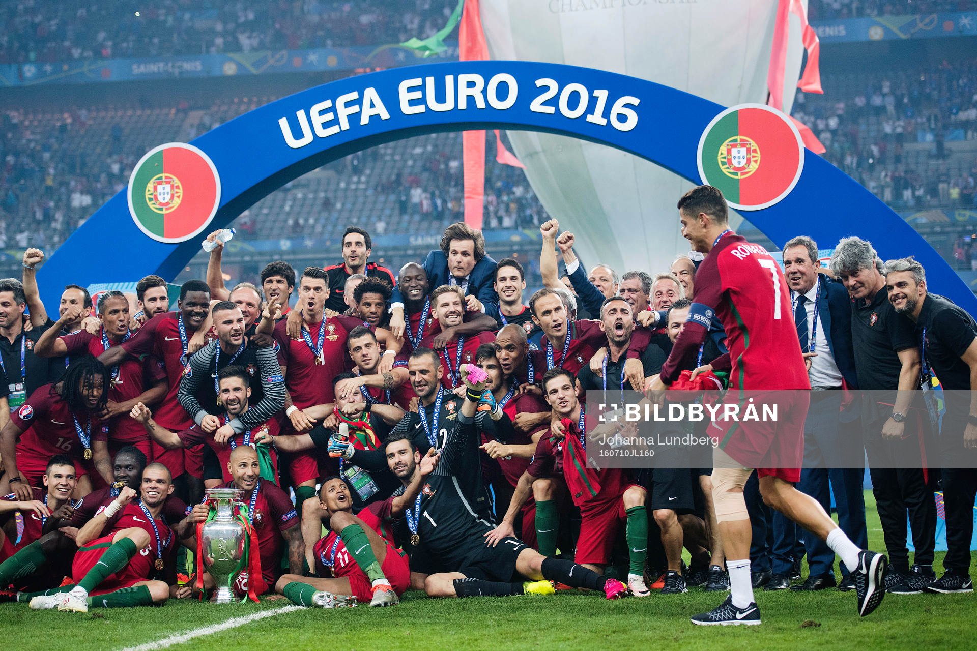 Portugals spelare med pokalen jublar mot Cristiano Ronaldo