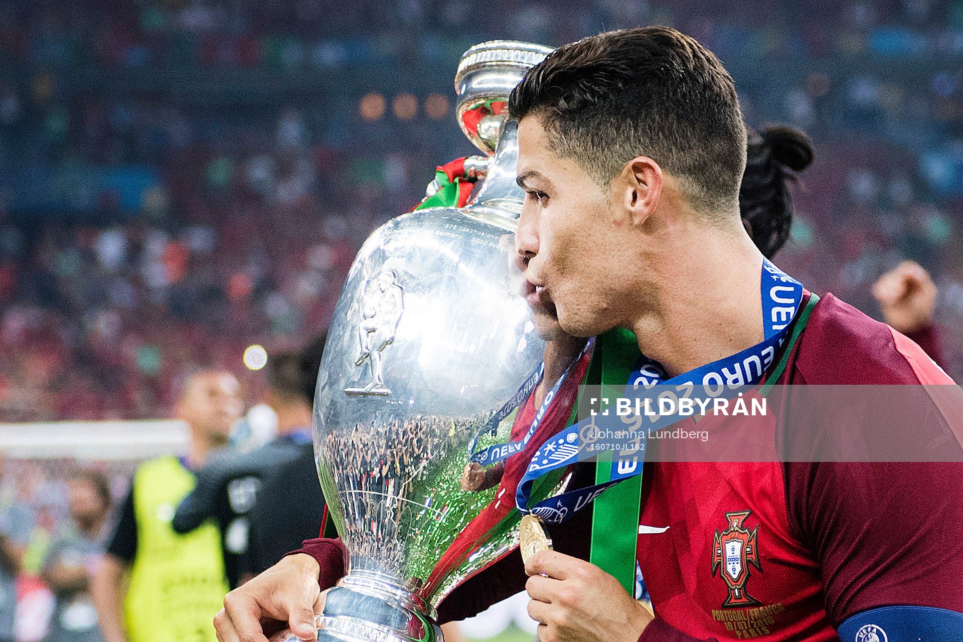 Portugals Cristiano Ronaldo kysser pokalen