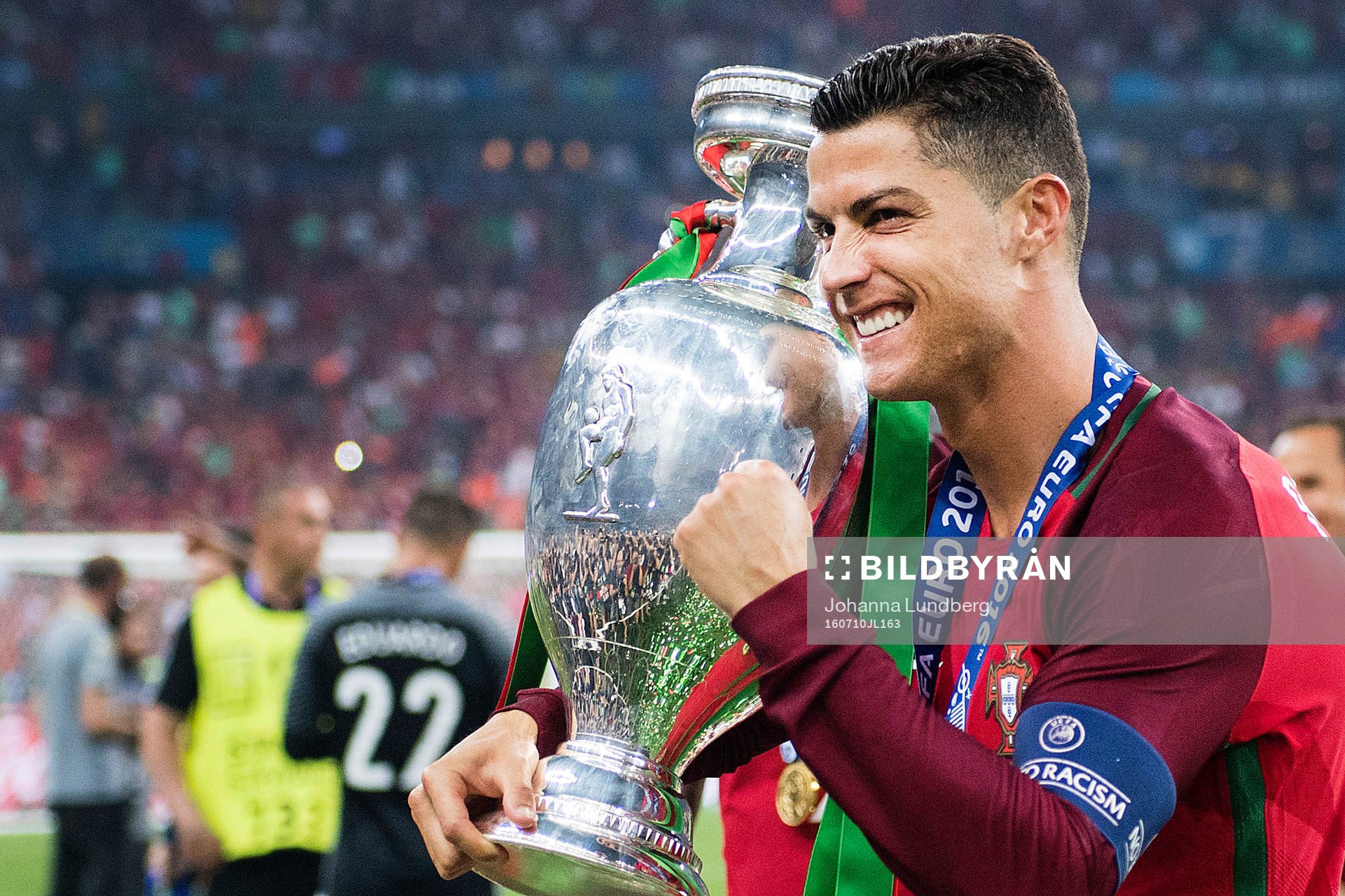 Portugals Cristiano Ronaldo jublar med pokalen under finalen mellan Portugal och Frankrike under fotbolls-EM den 10 juli 2016 i Saint-Denis.