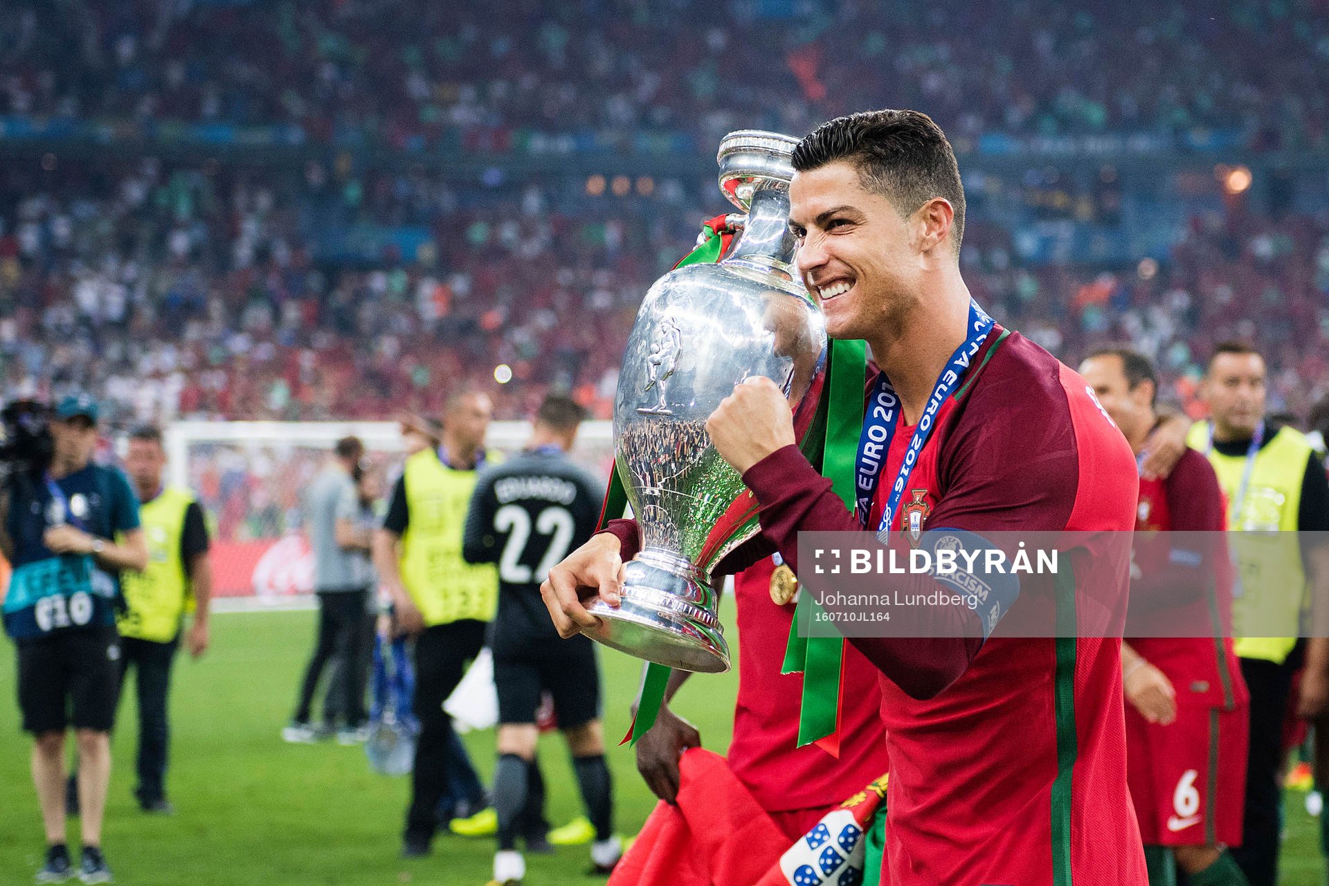 Portugals Cristiano Ronaldo jublar med pokalen