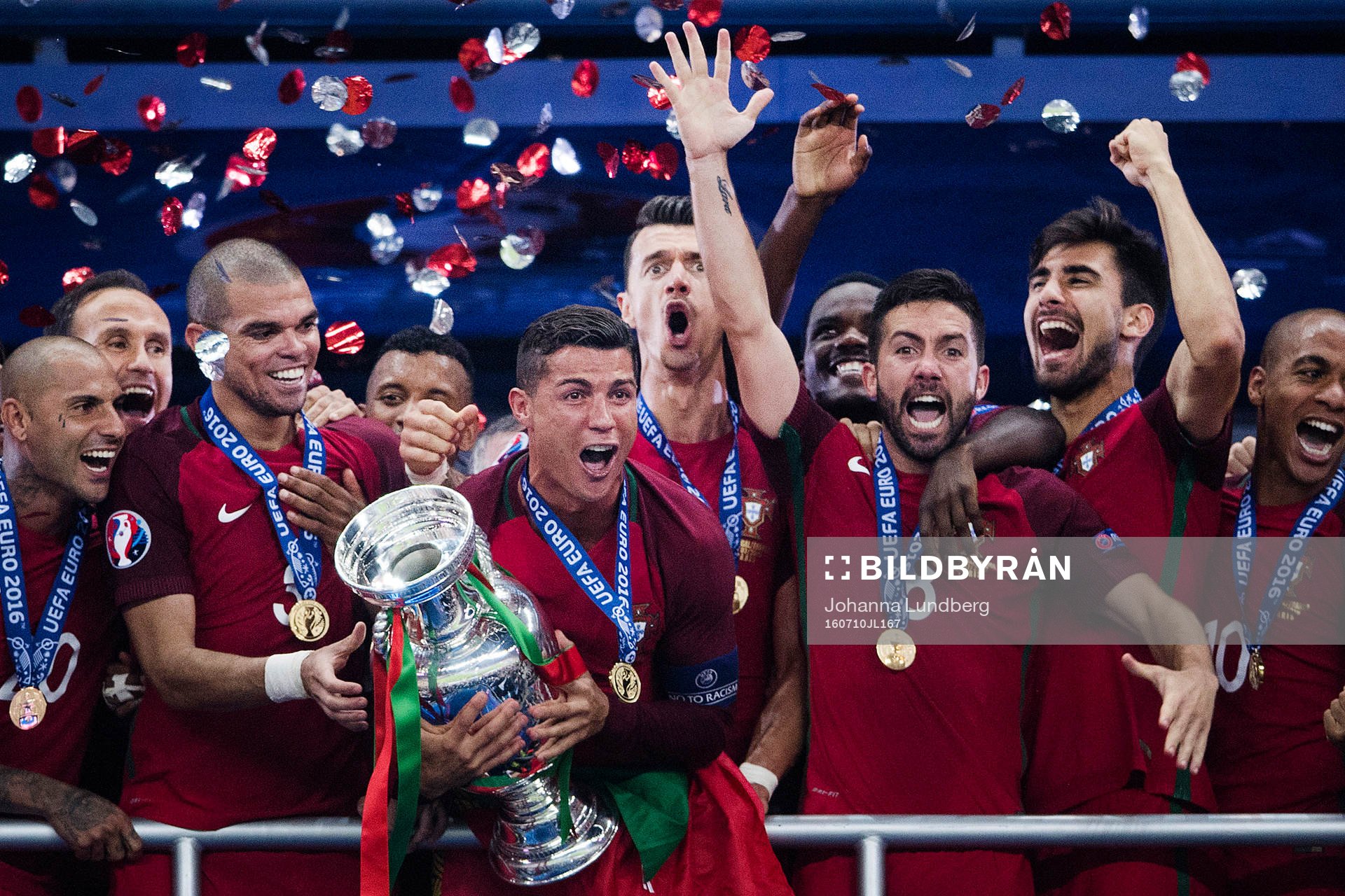 Portugals Pepe, Cristiano Ronaldo, Joao Moutinho och Andre Gomes med pokalen under finalen mellan Portugal och Frankrike under fotbolls-EM den 10 juli 2016 i Saint-Denis.