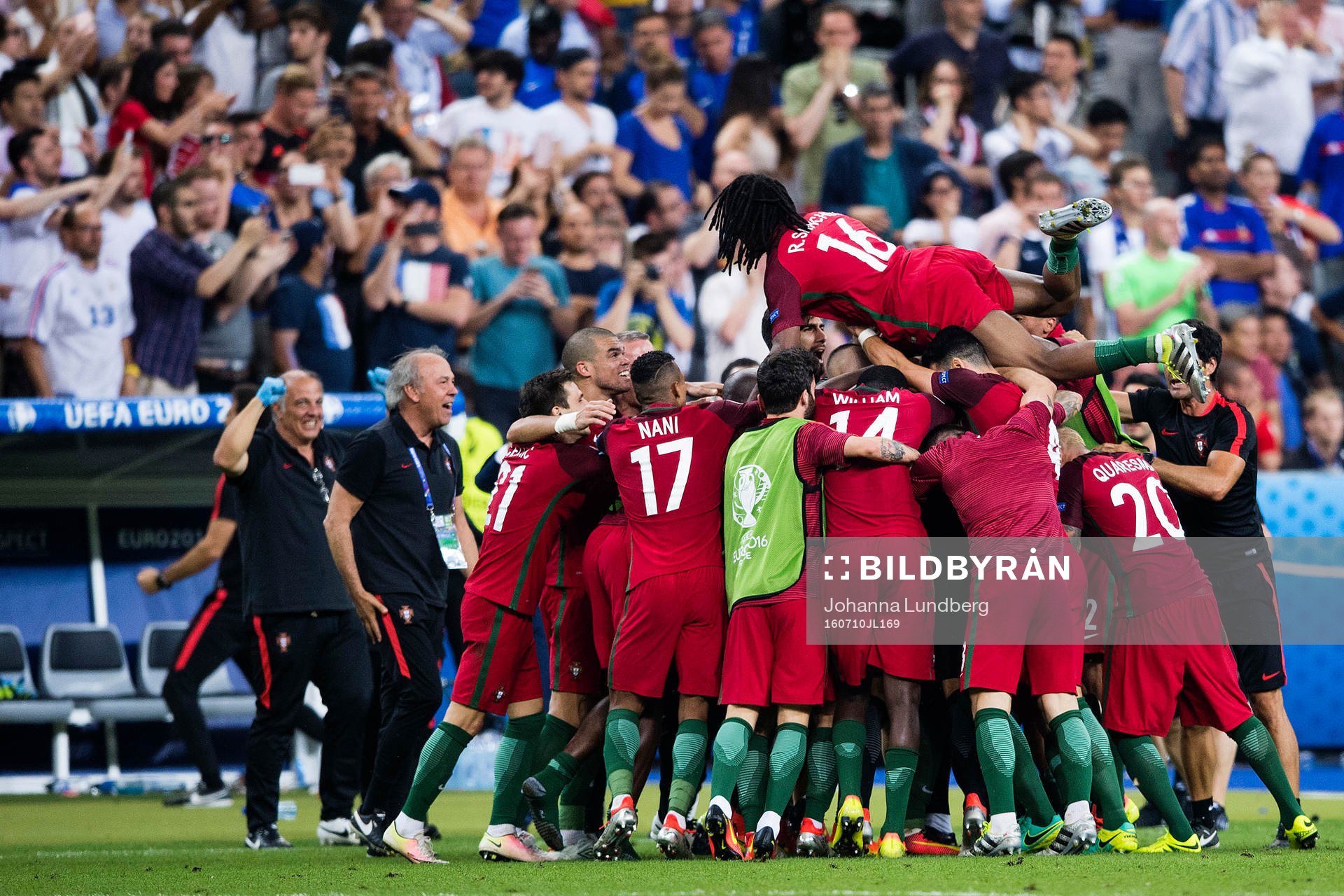 Portugals spelare jublar med Eder
