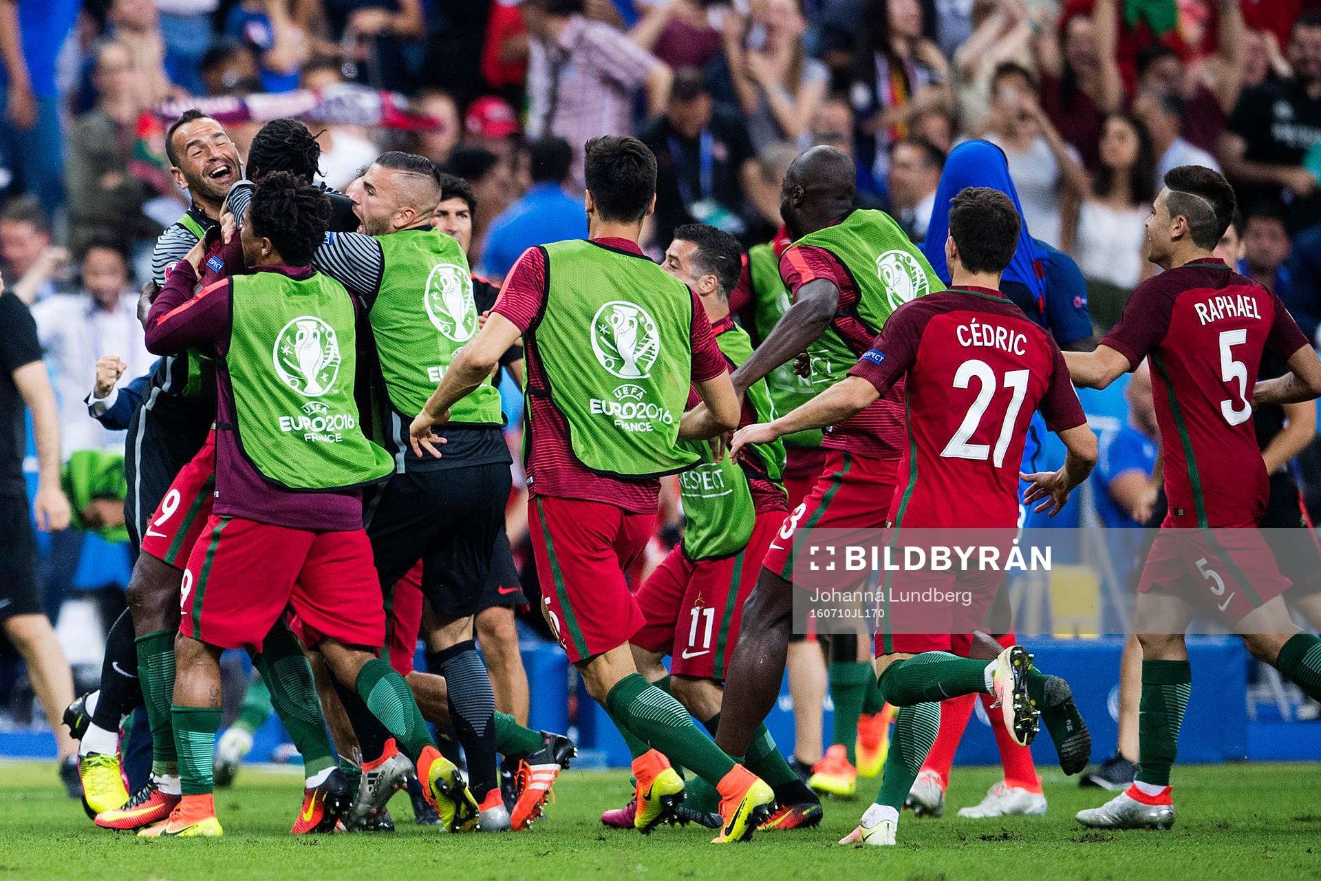 Portugals spelare jublar med Eder