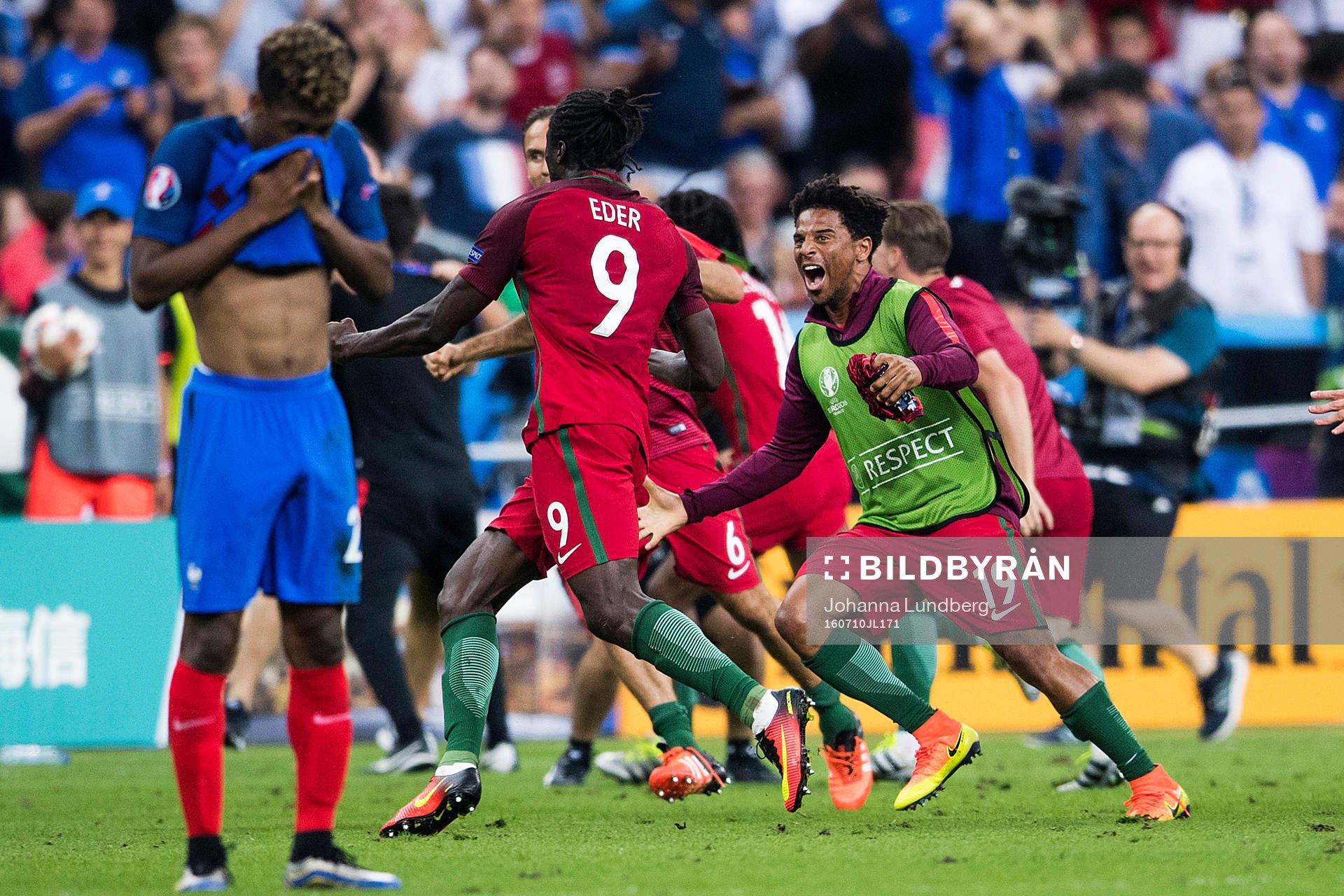 Portugals spelare jublar med Eder