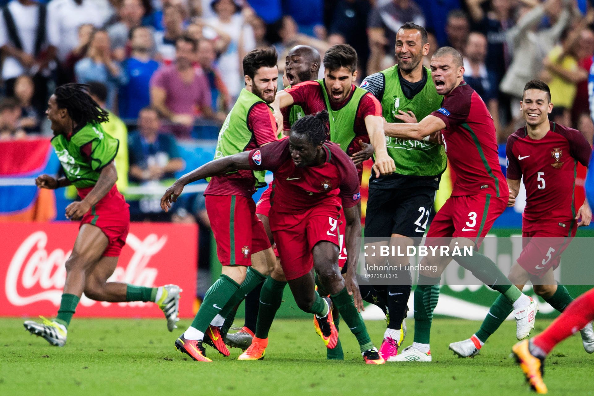 Portugals spelare jublar med Eder efter att han har gjort 1-0 under finalen mellan Portugal och Frankrike under fotbolls-EM den 10 juli 2016 i Saint-Denis.
