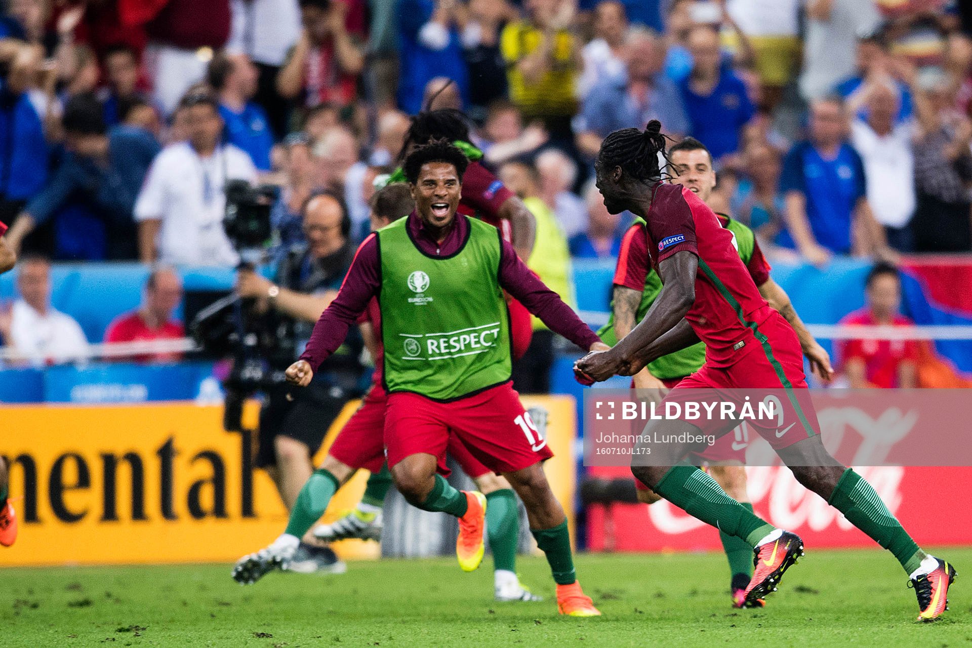 Portugals spelare jublar med Eder