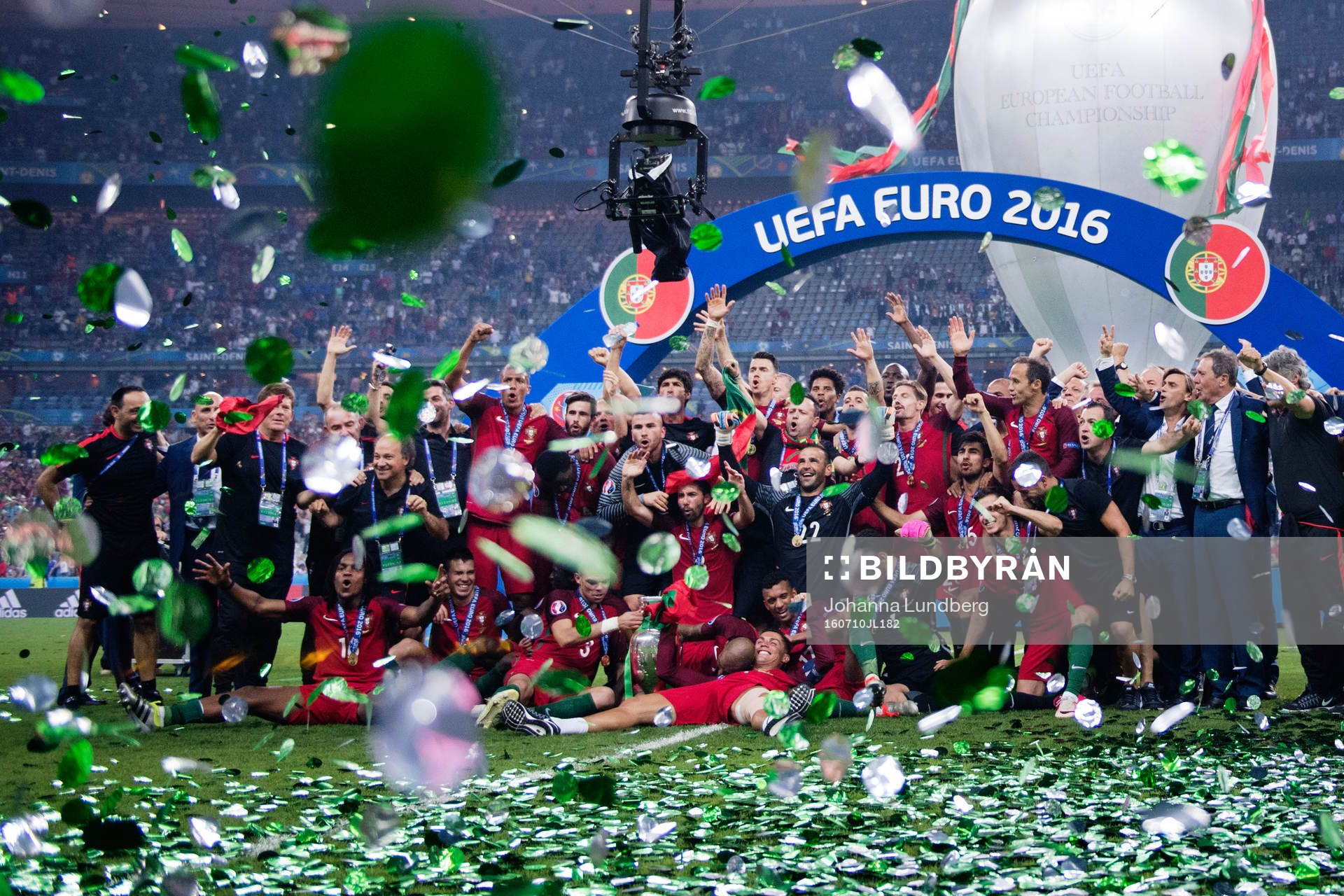 Portugals spelare jublar under finalen mellan Portugal och Frankrike under fotbolls-EM den 10 juli 2016 i Saint-Denis.