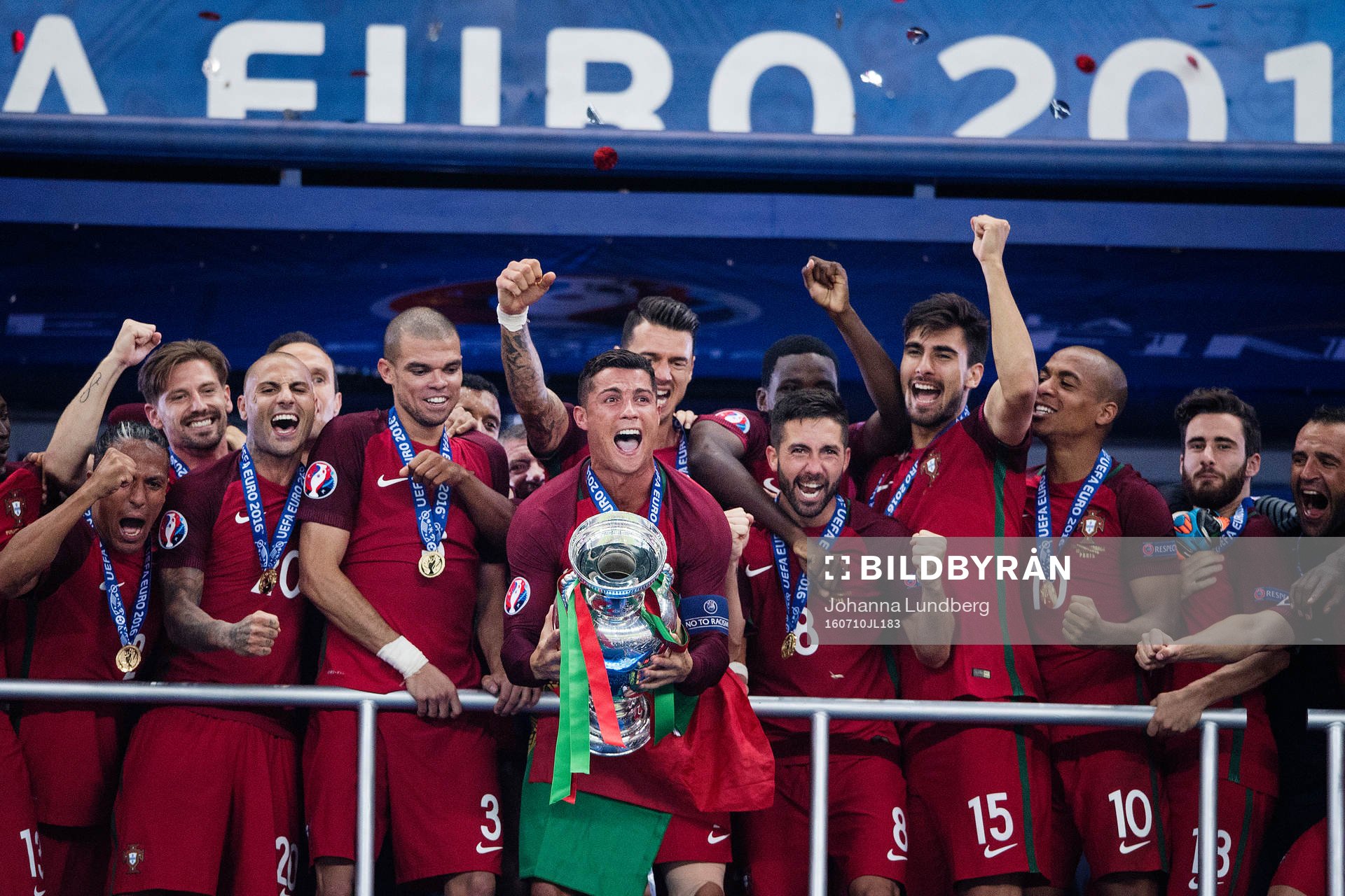 Portugals Cristiano Ronaldo lyfter pokalen