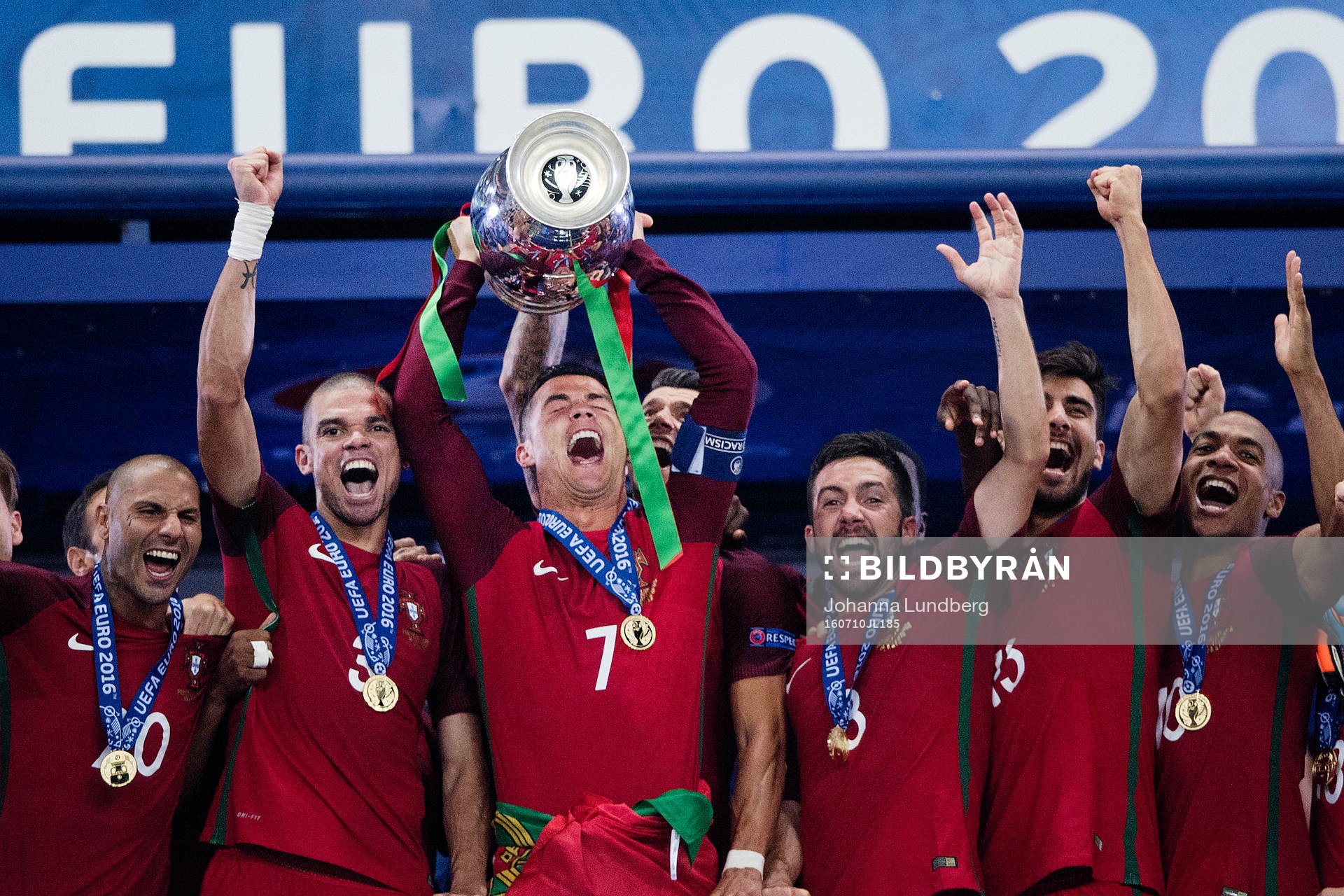 Portugals Cristiano Ronaldo lyfter pokalen