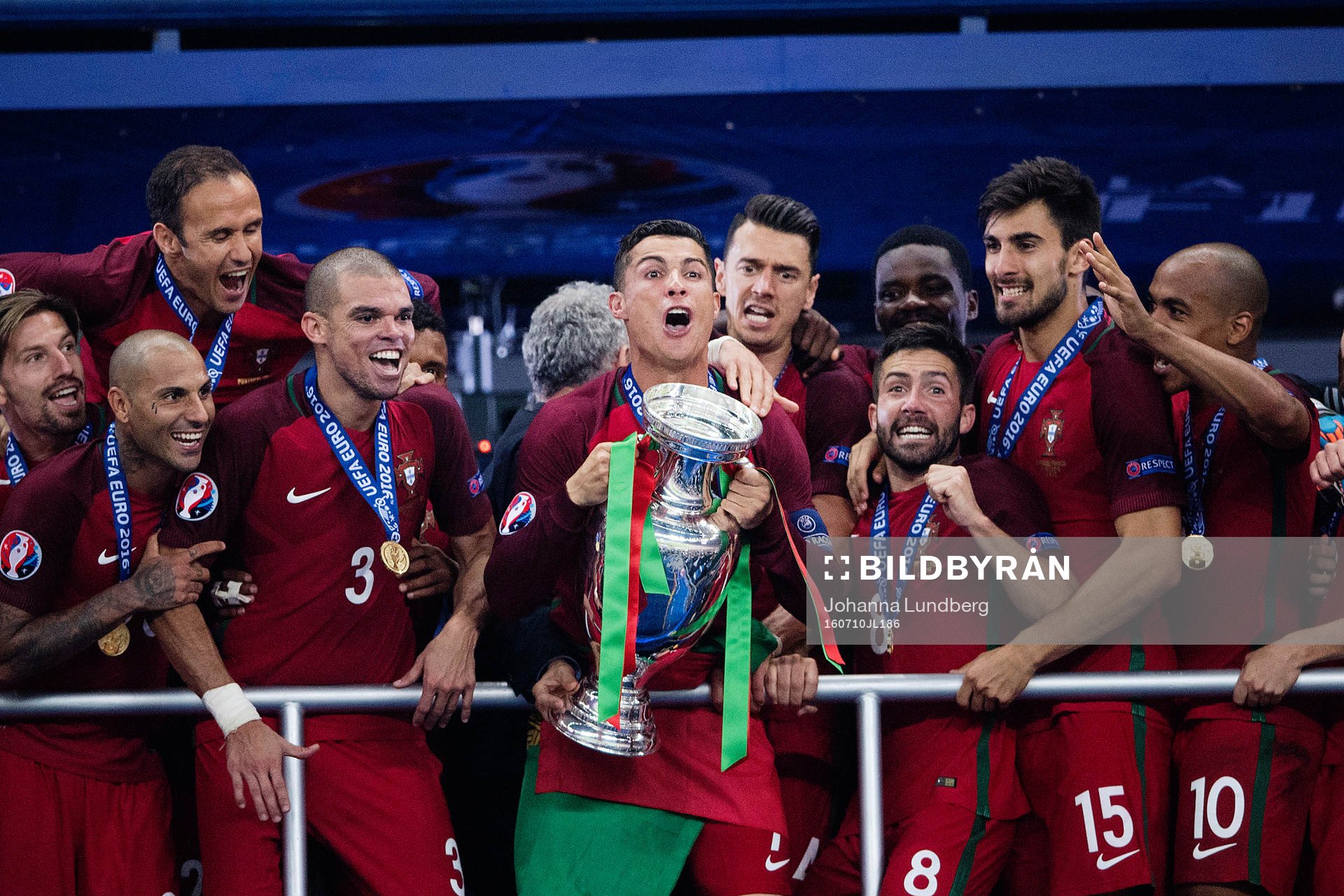 Portugals Cristiano Ronaldo lyfter pokalen