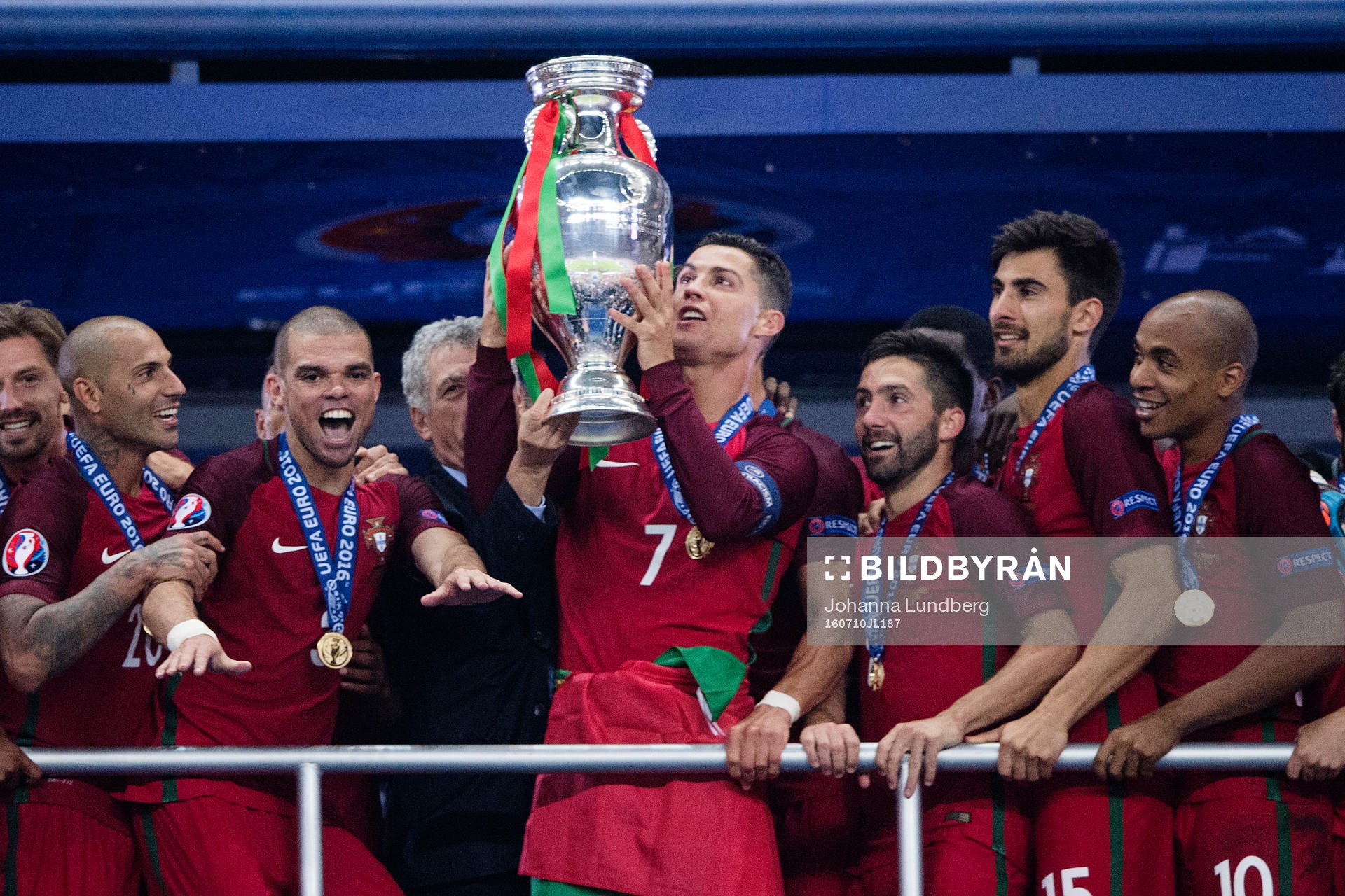 Portugals Cristiano Ronaldo lyfter pokalen