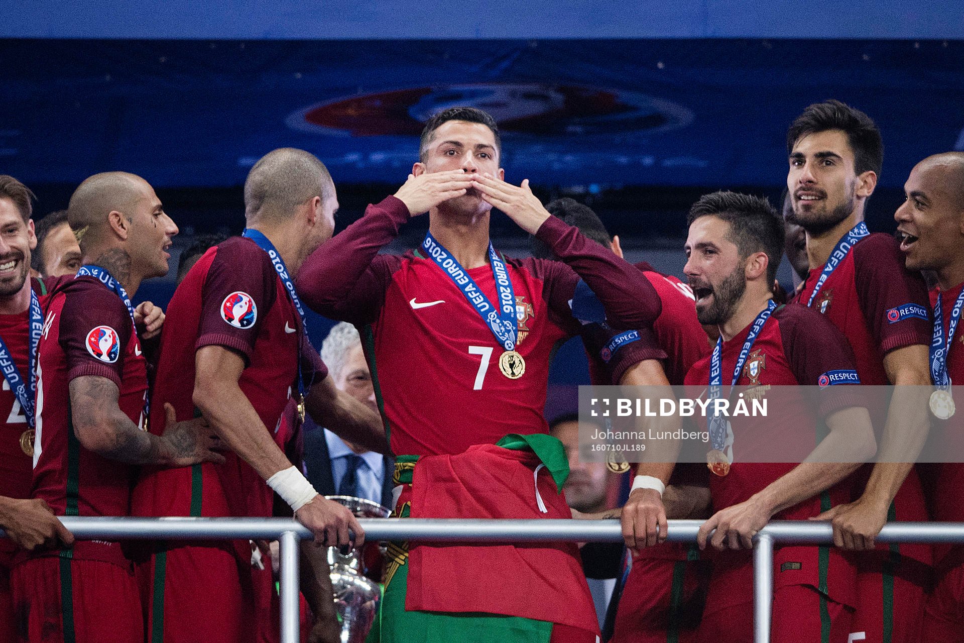 Portugals Cristiano Ronaldo med en slängkyss