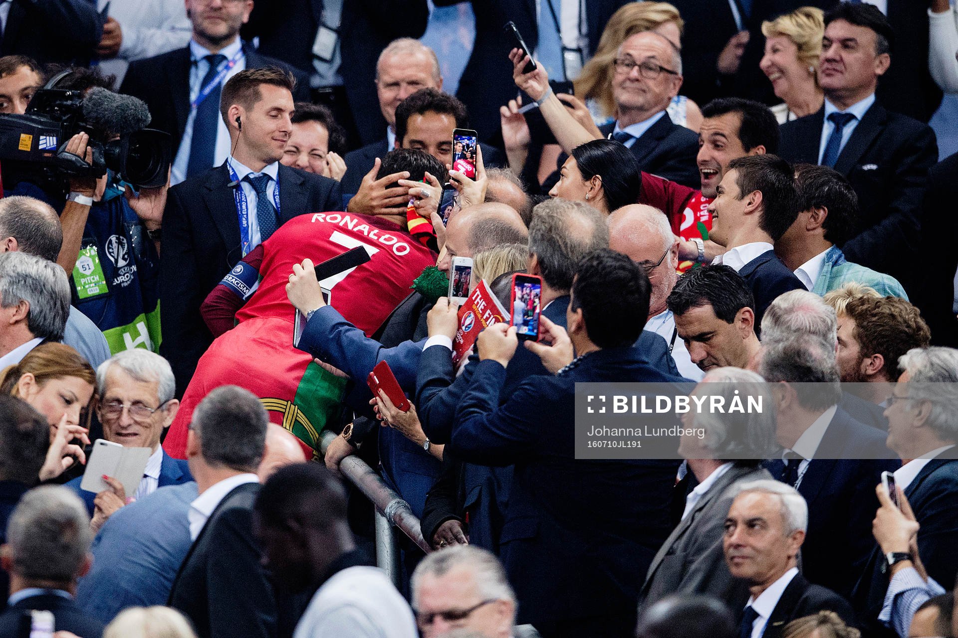 Portugals Cristiano Ronaldo blir omkramad