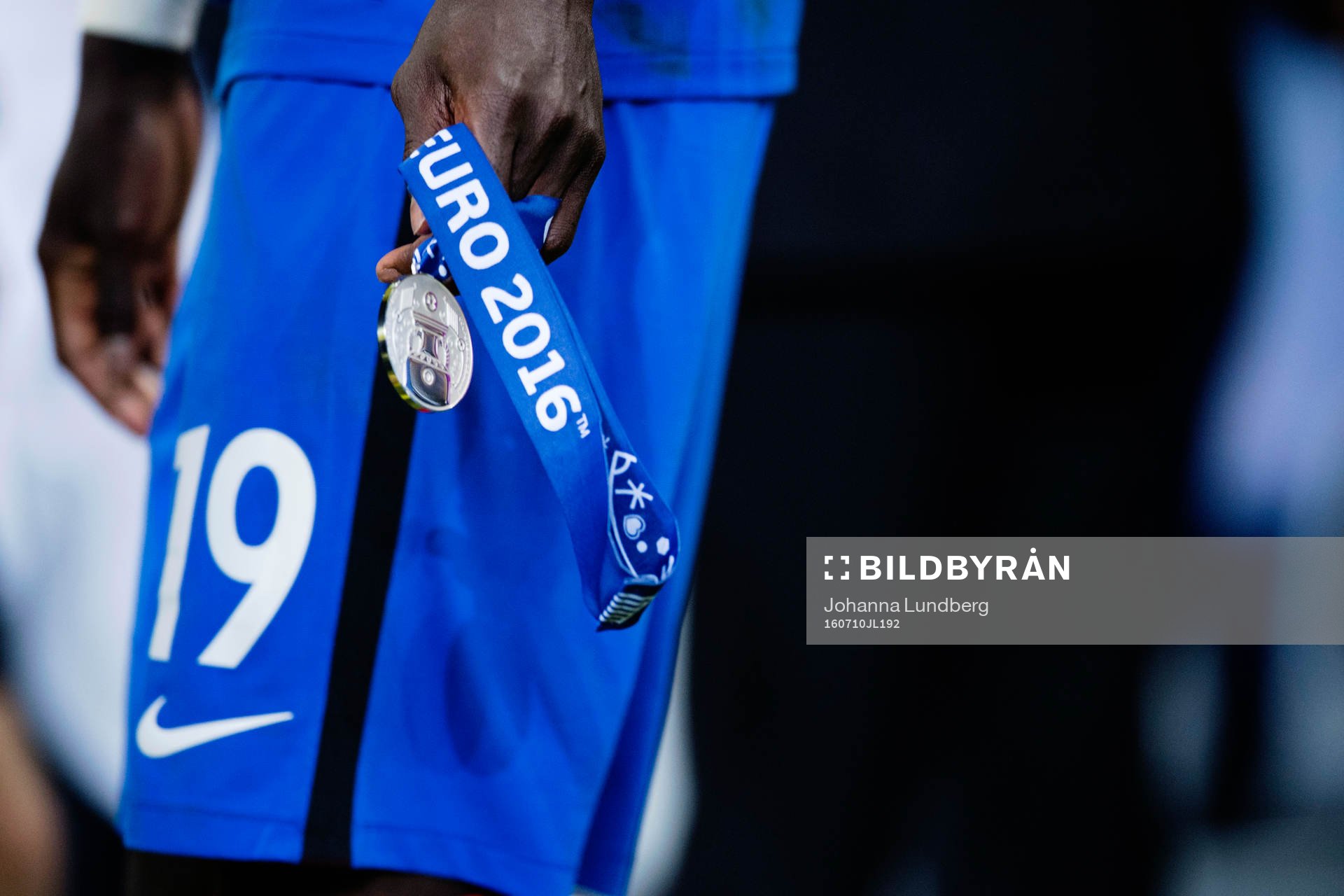 Frankrikes Bacary Sagna håller sin medalj i handen