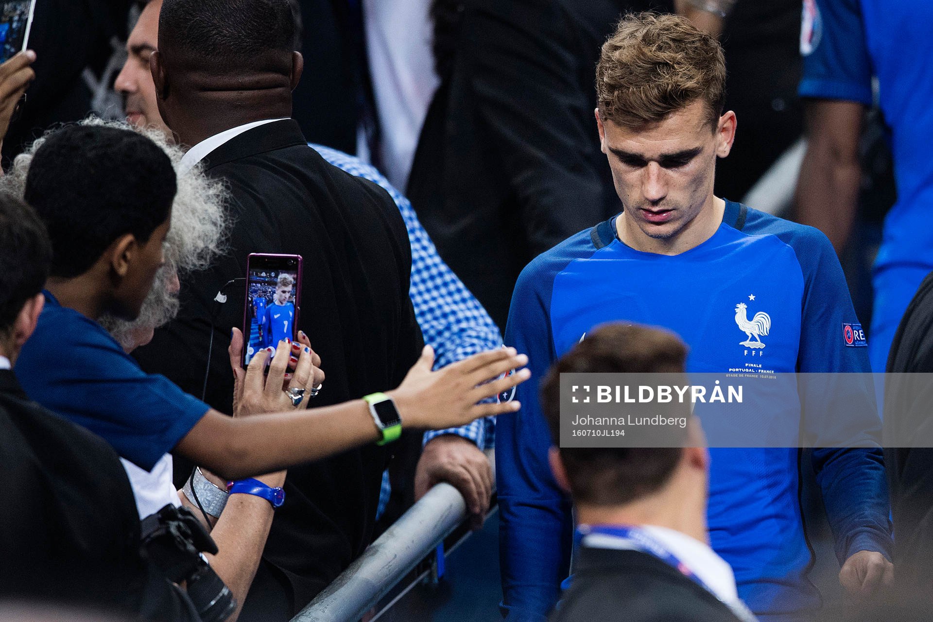 Frankrikes Antoine Griezmann deppar när han har fått sin