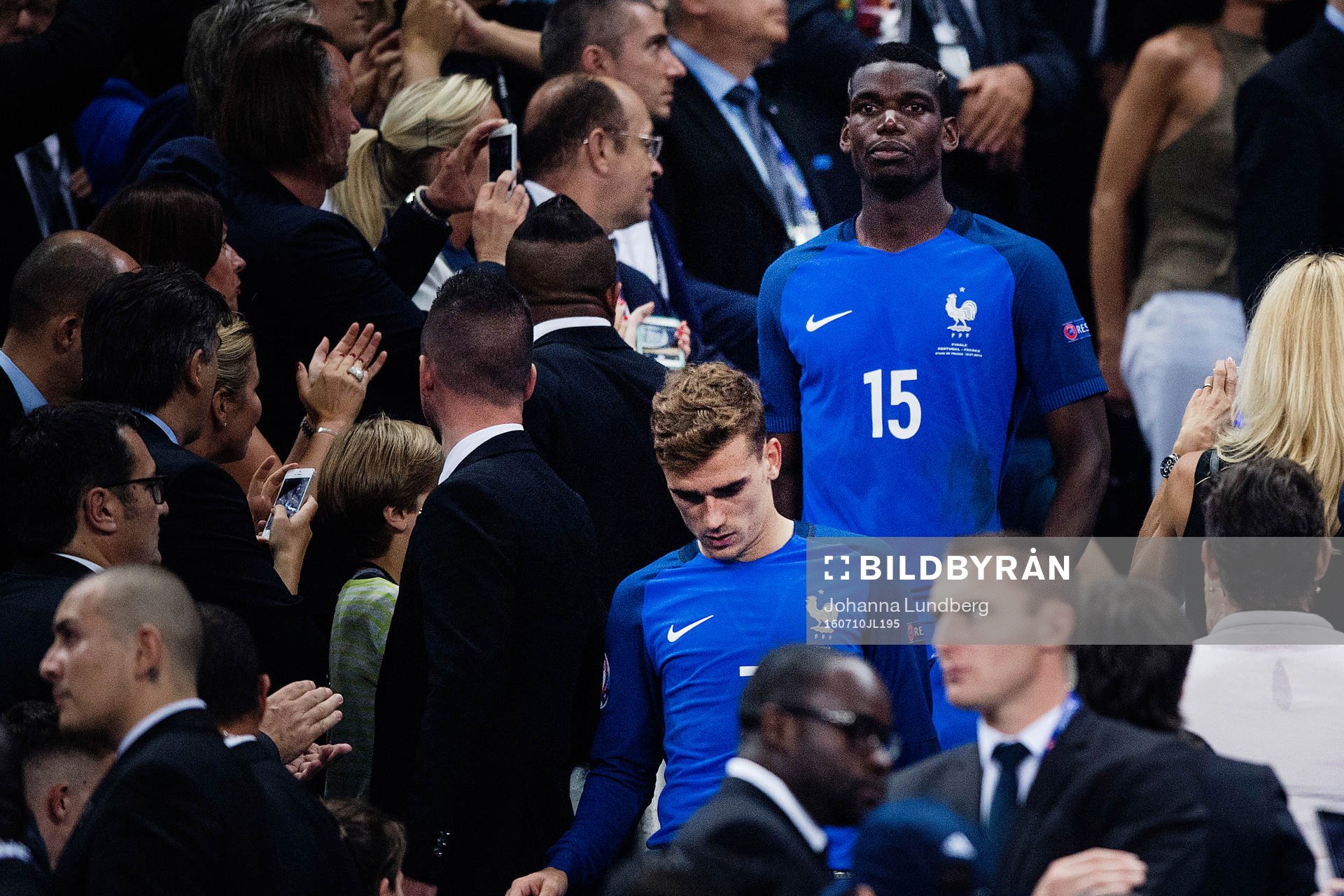 Frankrikes Antoine Griezmann och Paul Pogba deppar när dom