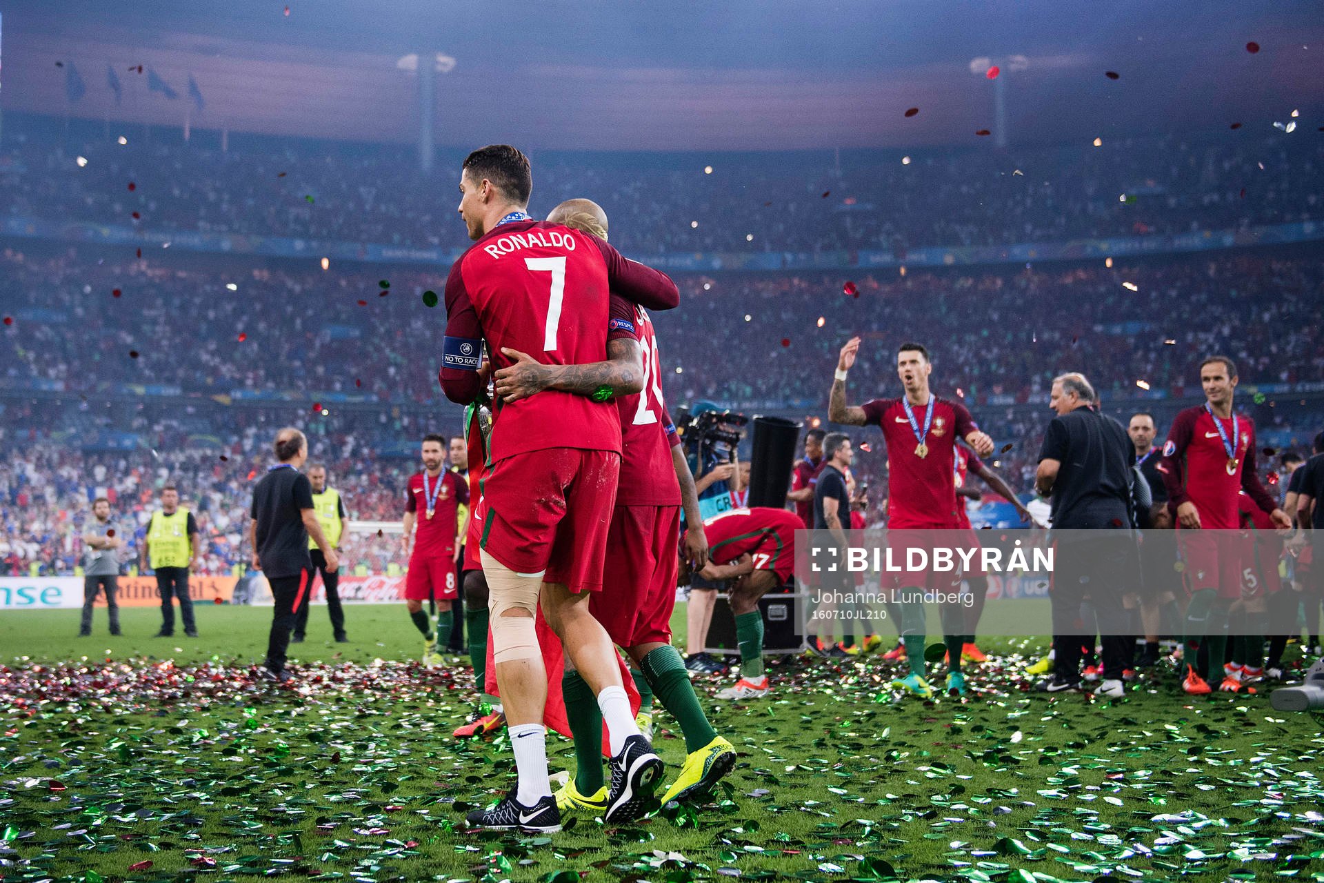 Portugals Cristiano Ronaldo och Ricardo Quaresma under finalen mellan Portugal och Frankrike under fotbolls-EM den 10 juli 2016 i Saint-Denis.