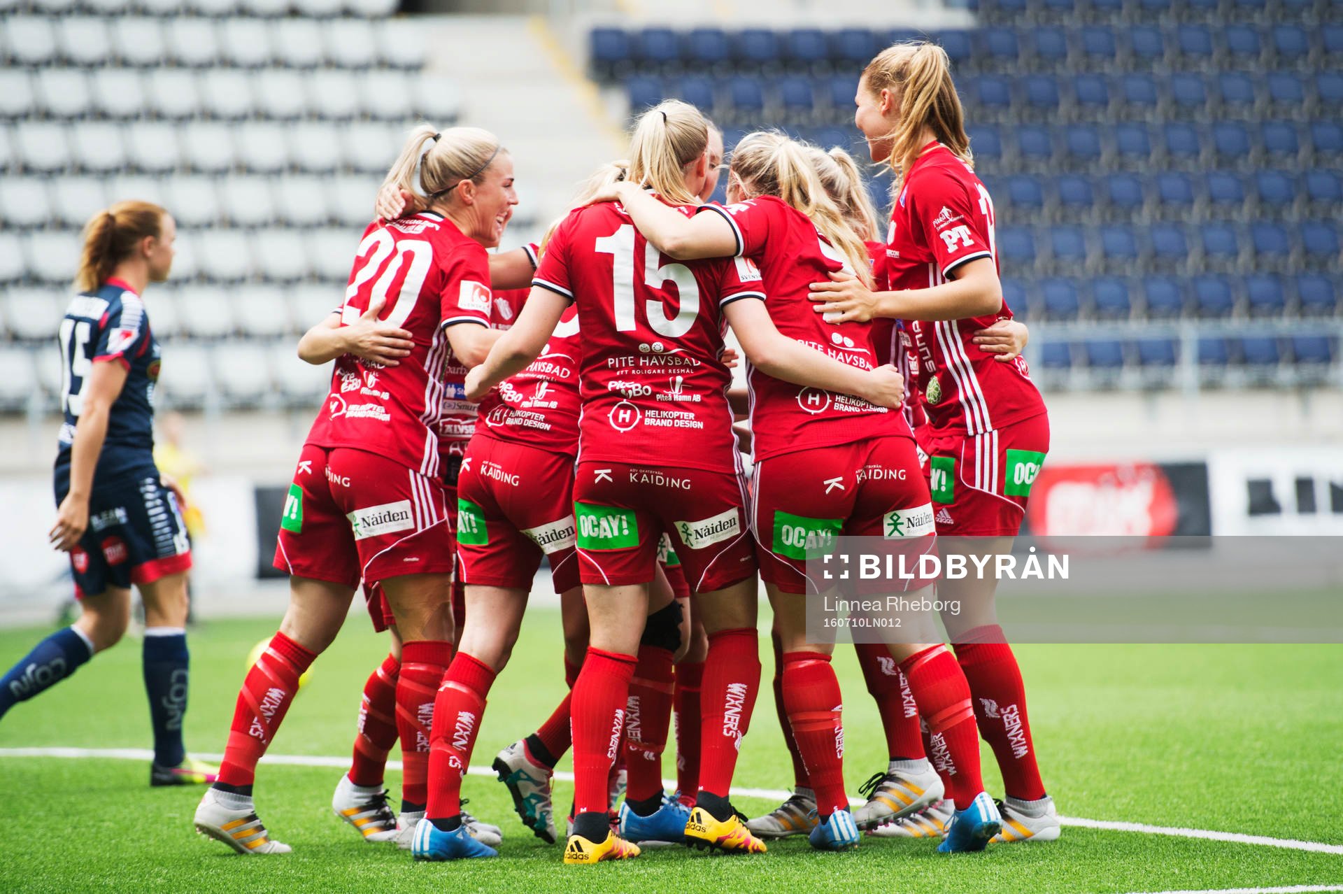 Piteås spelare jublar efter att Elin Bragnum gjort 0-1 under fotbollsmatchen i Damallsvenskan mellan Linköping och Piteå den 10 juli 2016 i Linköping.