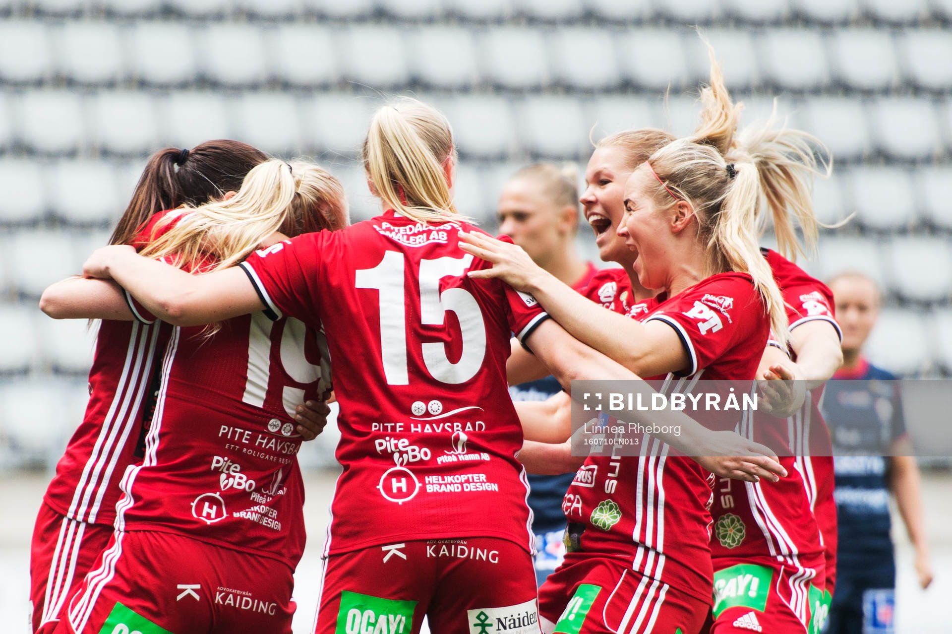Piteås spelare jublar efter att Elin Bragnum gjort 0-1 under fotbollsmatchen i Damallsvenskan mellan Linköping och Piteå den 10 juli 2016 i Linköping.