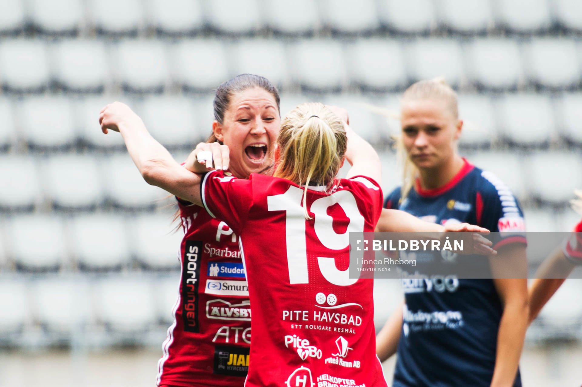 Piteås Elin Bragnum och Josefin Johansson jublar