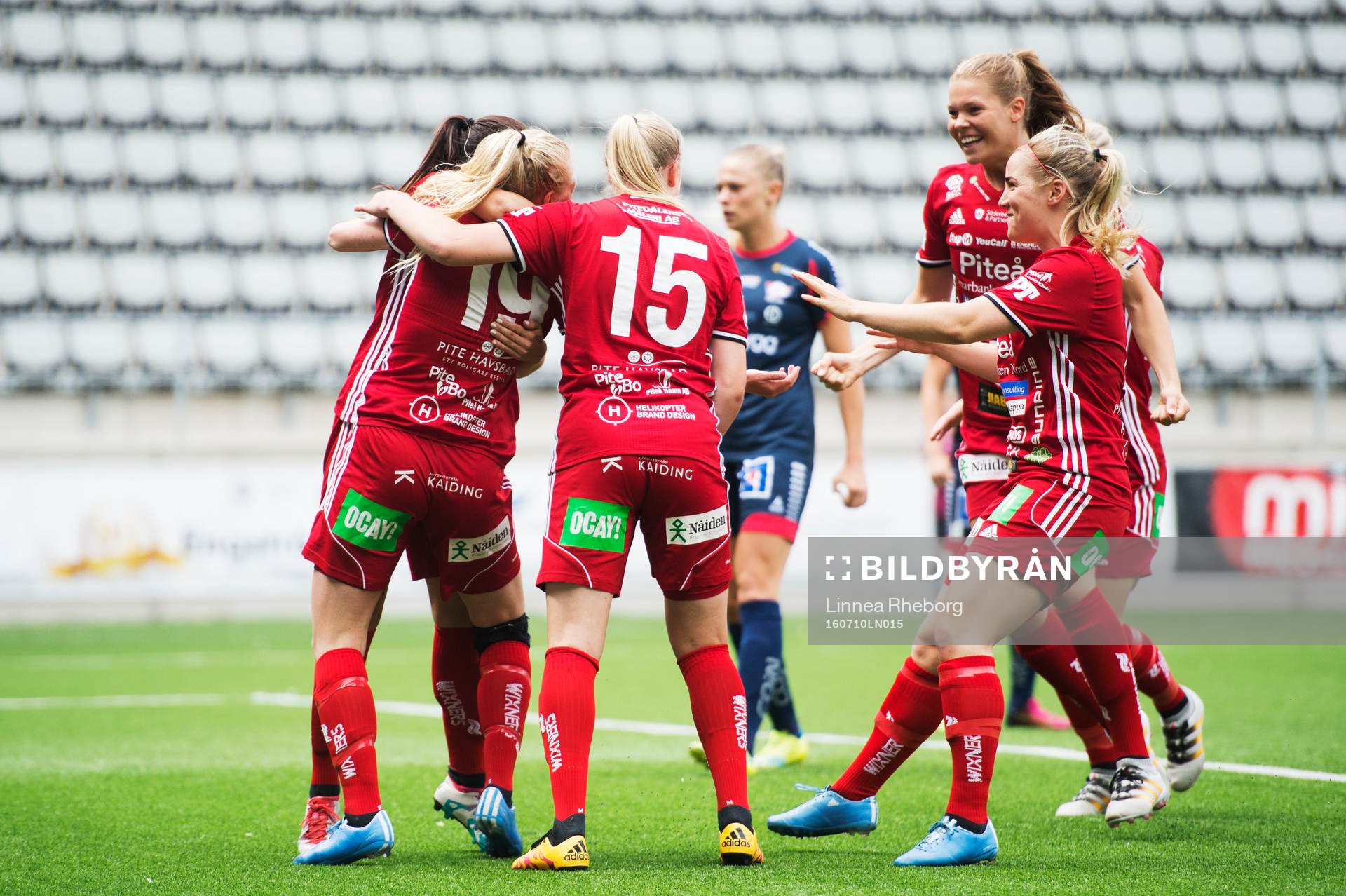 Elin Bragnum kramas om av spelare efter att ha gjort 0-1 under fotbollsmatchen i Damallsvenskan mellan Linköping och Piteå  den 10 juli 2016 i Linköping. 