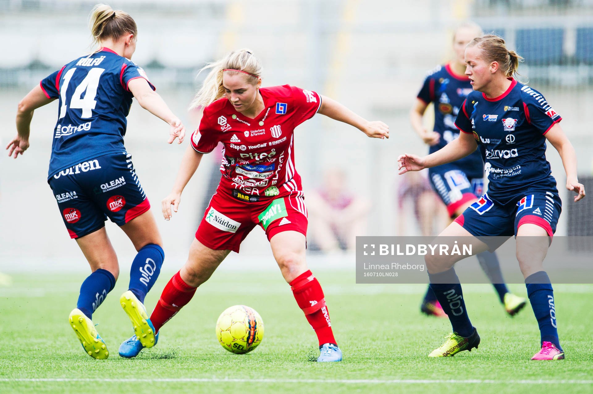 Piteås Emelie Lövgren i kamp om bollen med Linköpings