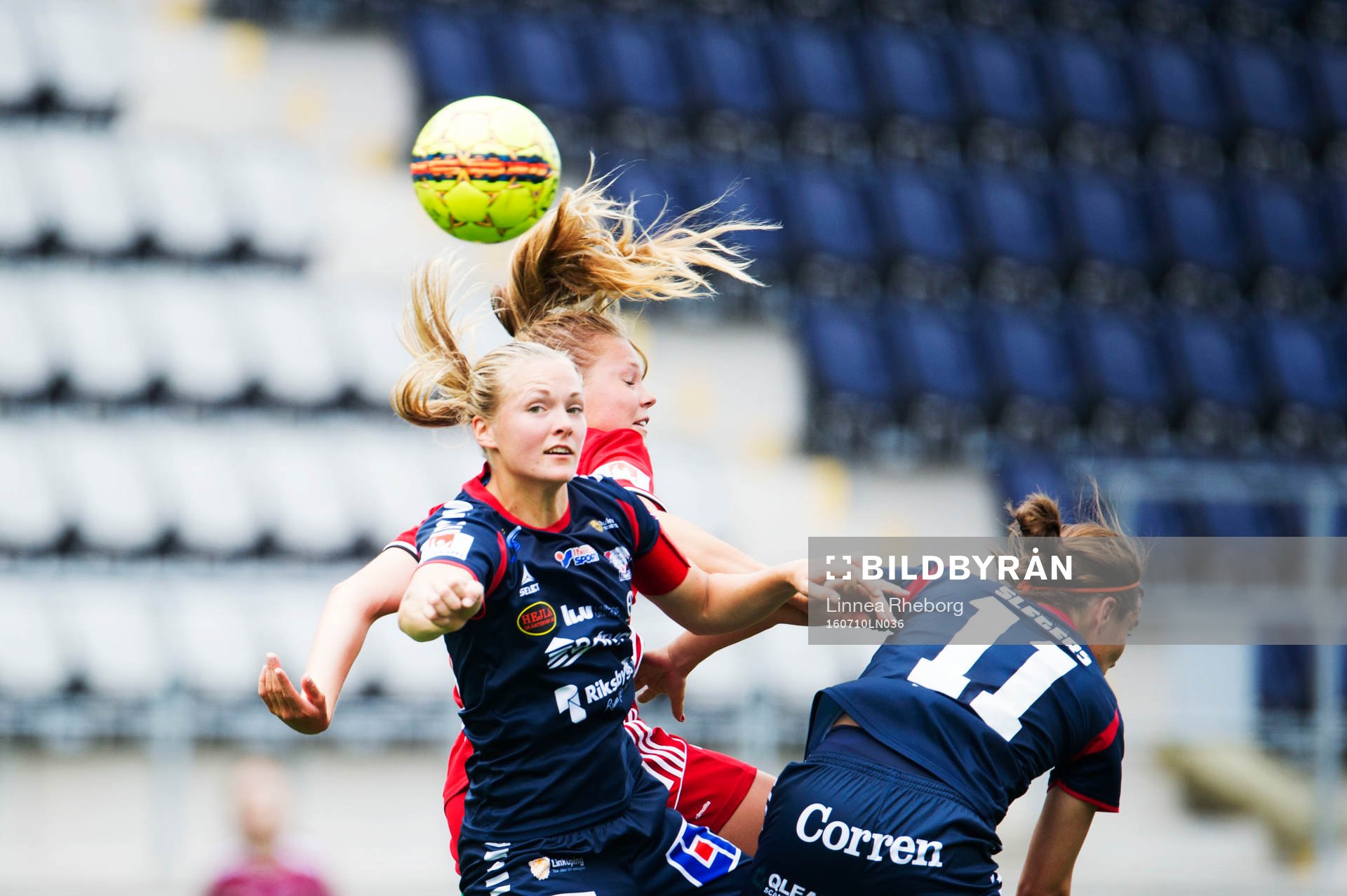 Linköpings Magdalena Eriksson i nickduell med Piteås Nina Jakobsson under fotbollsmatchen i Damallsvenskan mellan Linköping och Piteå  den 10 juli 2016 i Linköping. 